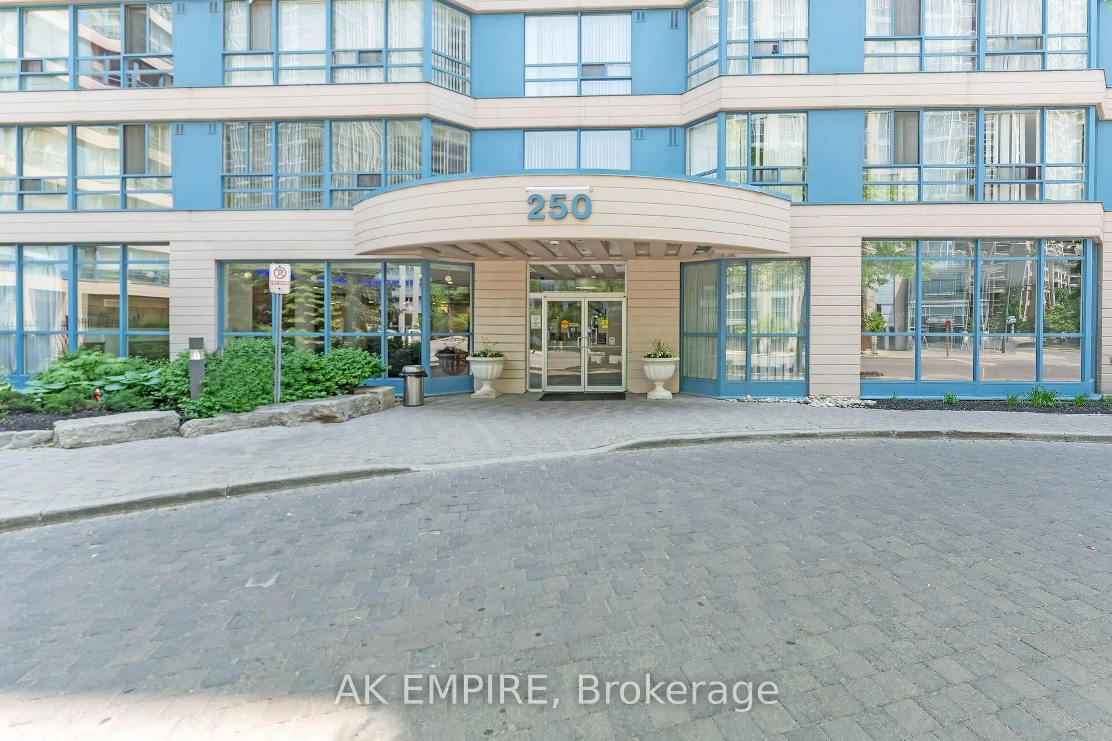 Indoor foyer for 250 Webb Dr #612, Mississauga Ontario L5B 3Z4