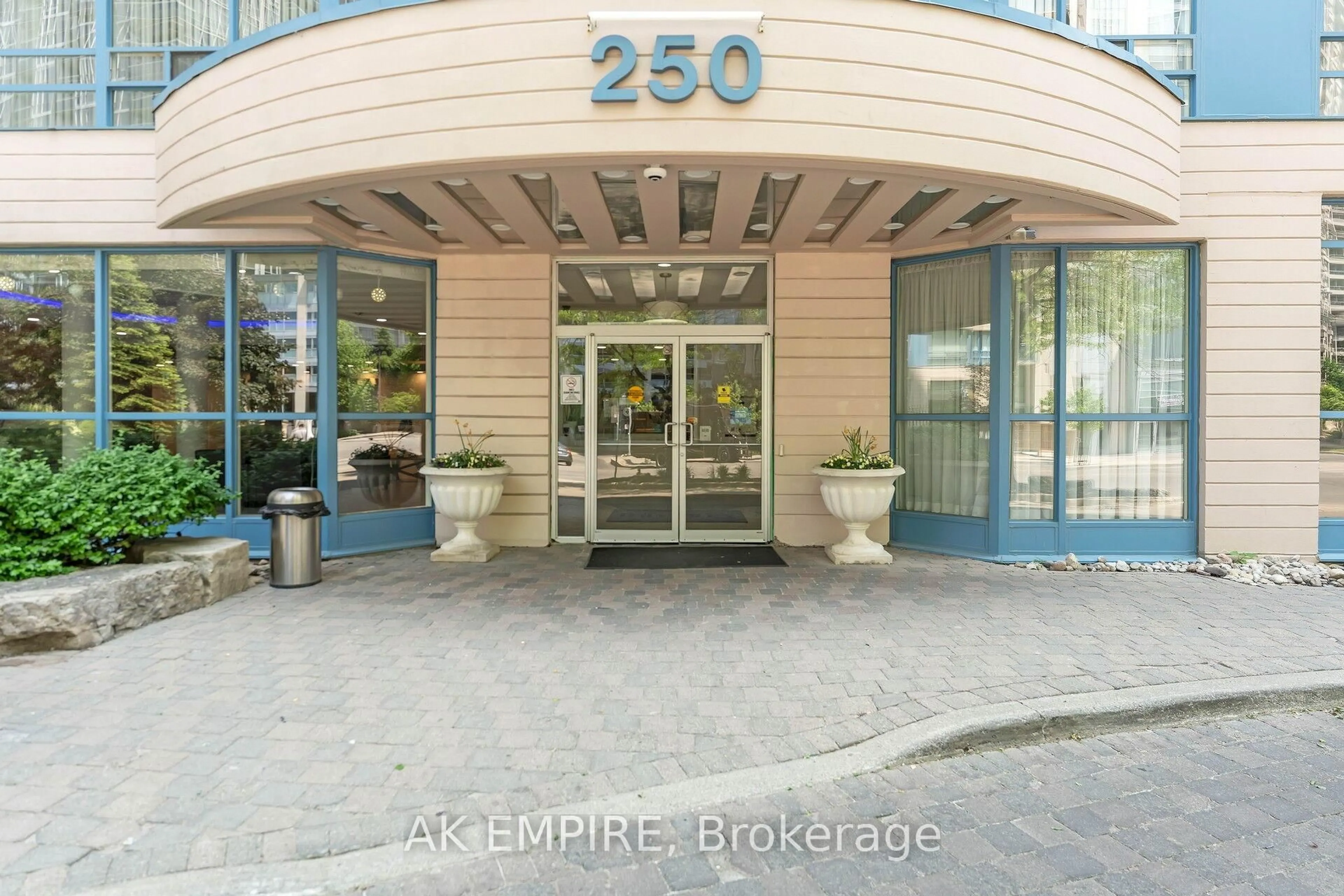 Indoor foyer for 250 Webb Dr #612, Mississauga Ontario L5B 3Z4