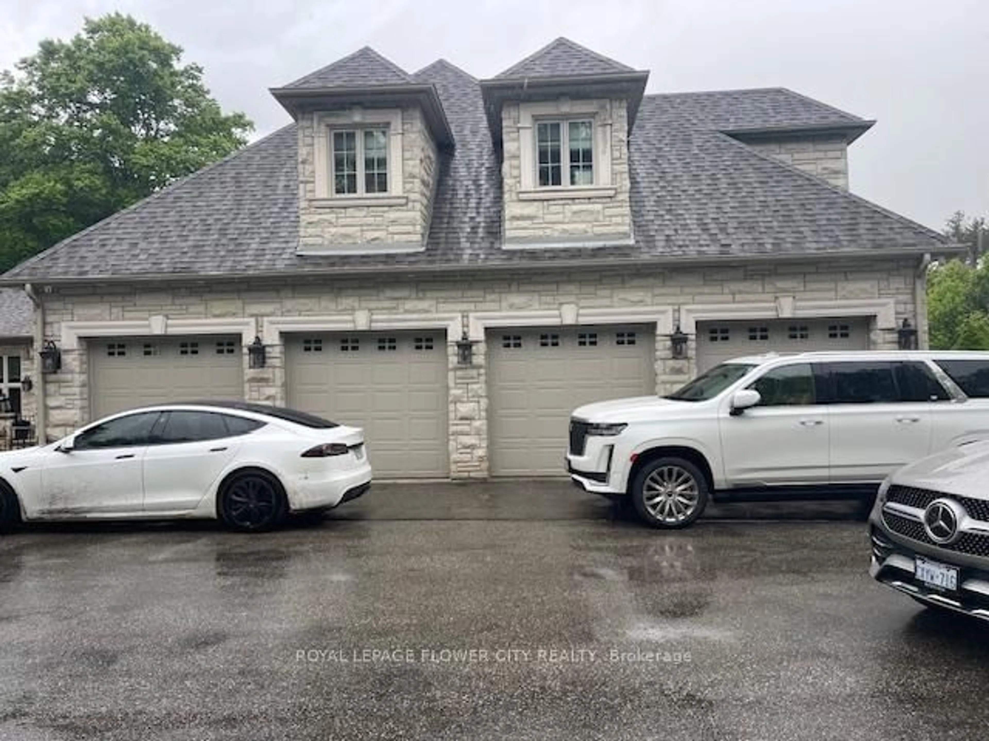 Indoor garage for 52 McGuire Tr, Caledon Ontario L7E 0E3