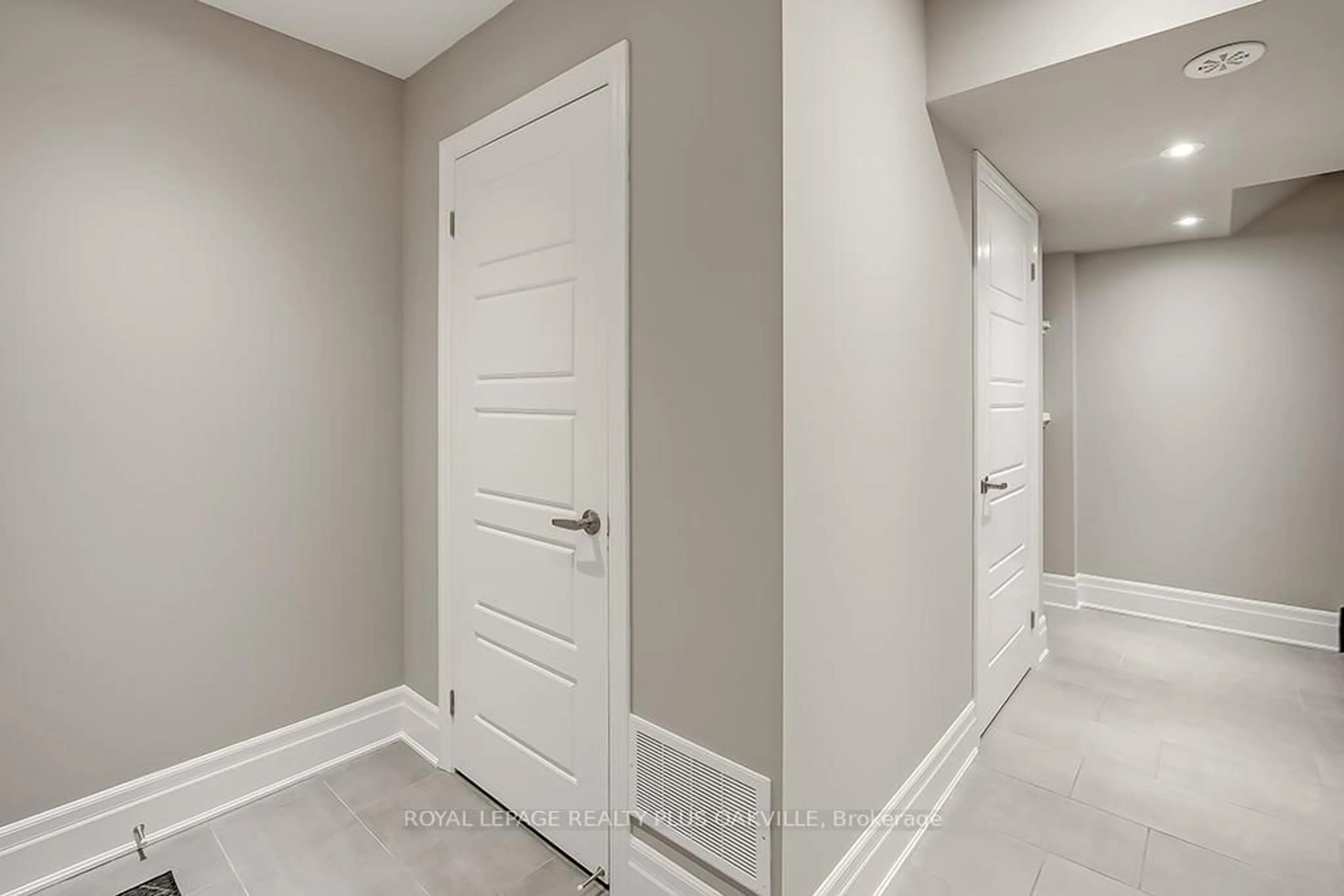 Indoor entryway for 512 Bellflower Crt, Milton Ontario L9E 1W4
