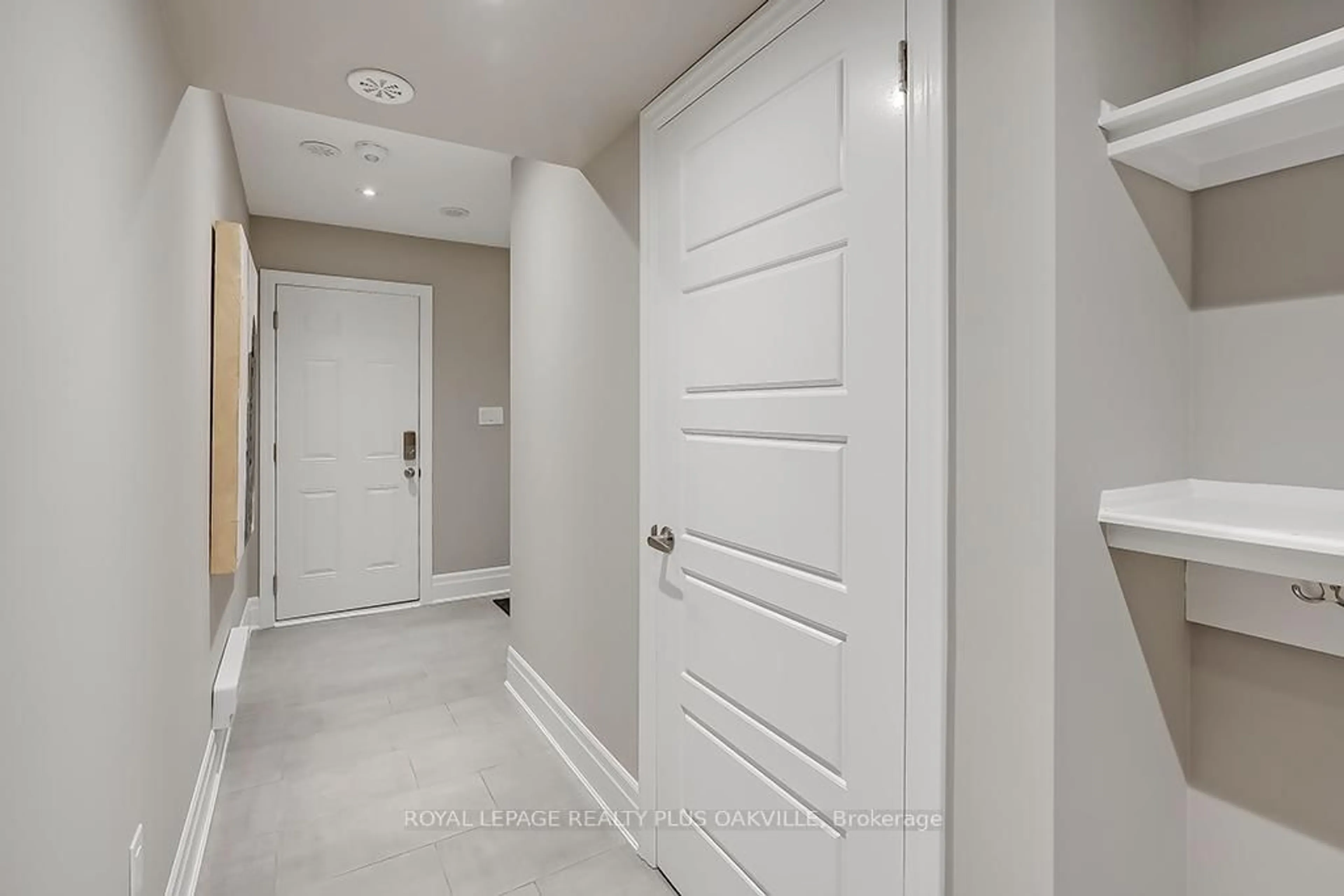 Indoor entryway for 512 Bellflower Crt, Milton Ontario L9E 1W4