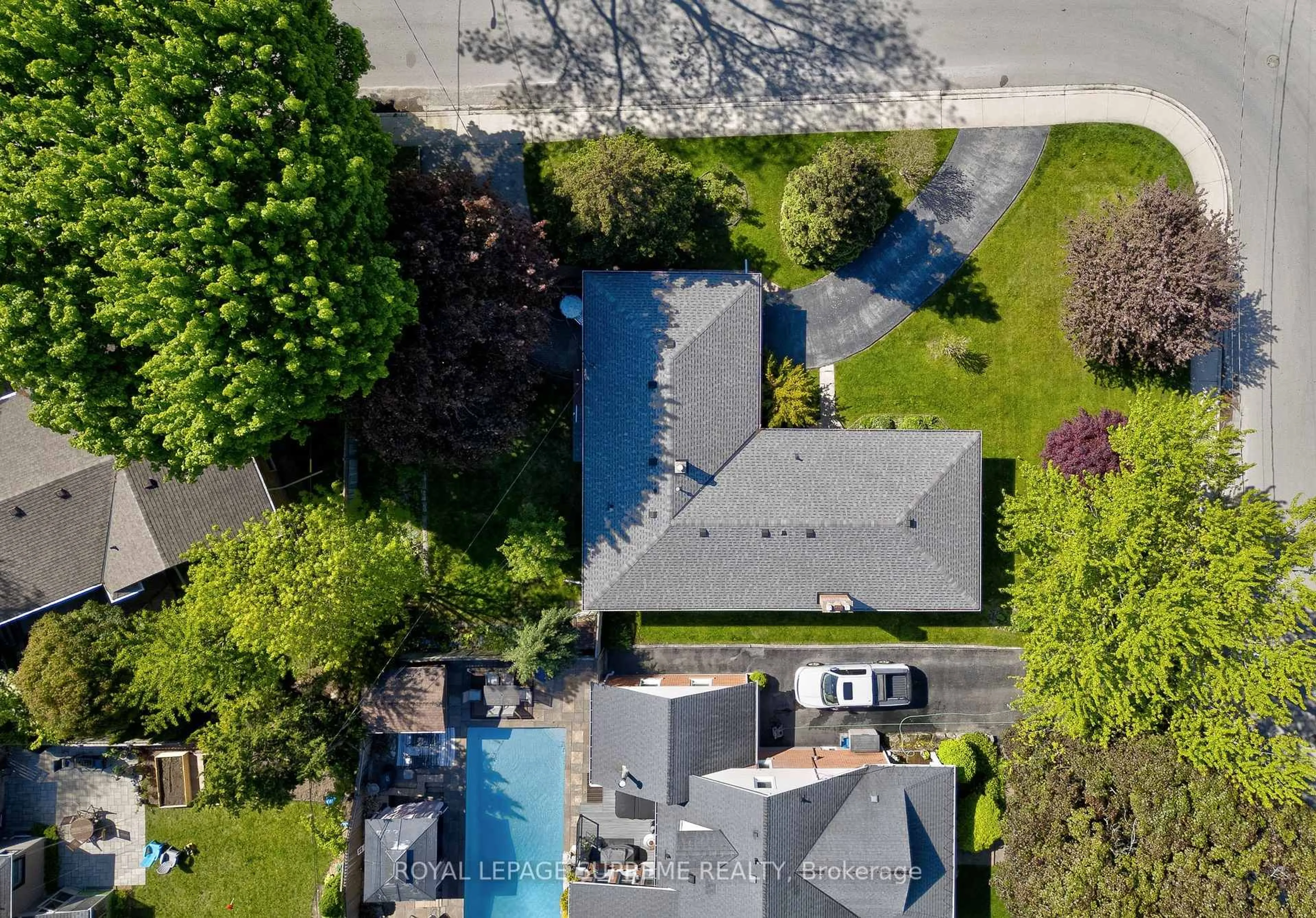 A pic from outside/outdoor area/front of a property/back of a property/a pic from drone, street for 405 Stratheden Dr, Burlington Ontario L7R 2W6