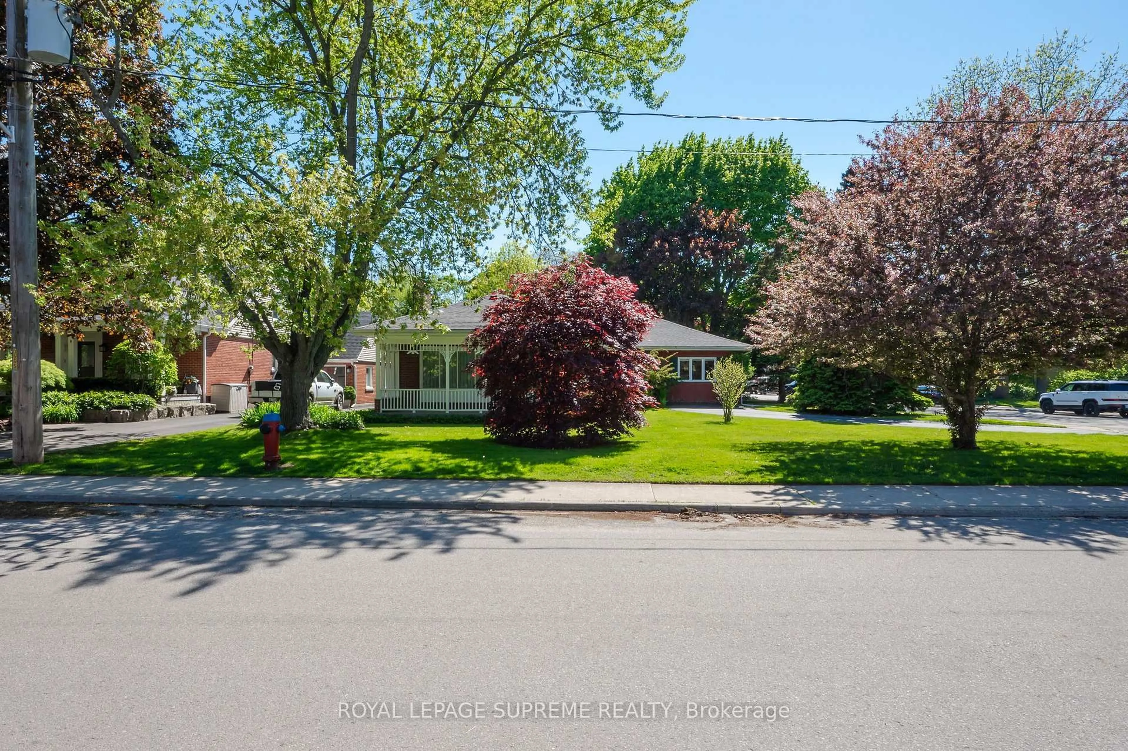 A pic from outside/outdoor area/front of a property/back of a property/a pic from drone, street for 405 Stratheden Dr, Burlington Ontario L7R 2W6