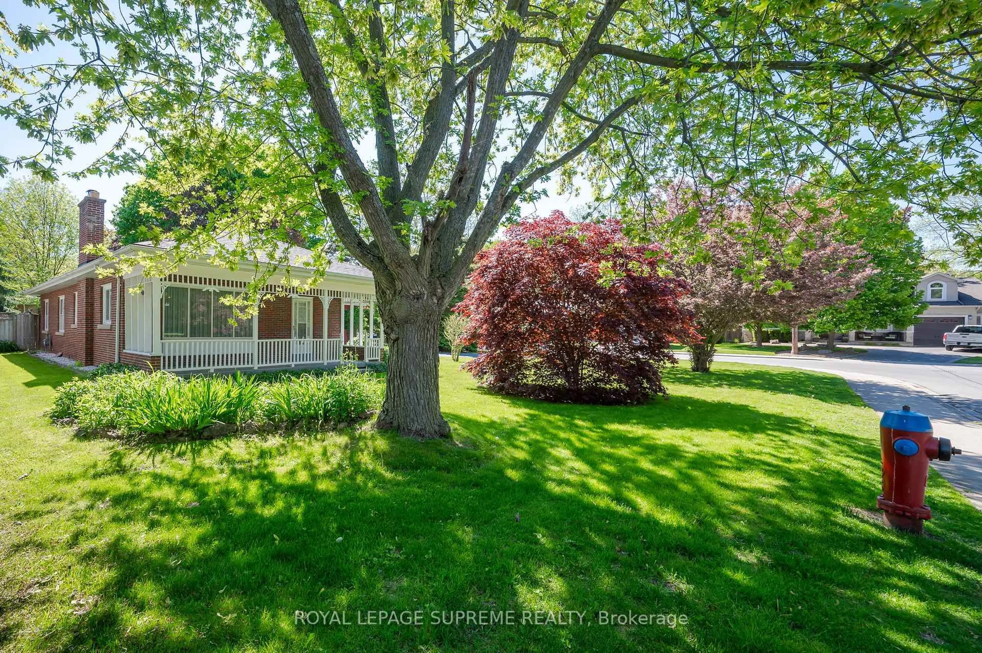 A pic from outside/outdoor area/front of a property/back of a property/a pic from drone, street for 405 Stratheden Dr, Burlington Ontario L7R 2W6