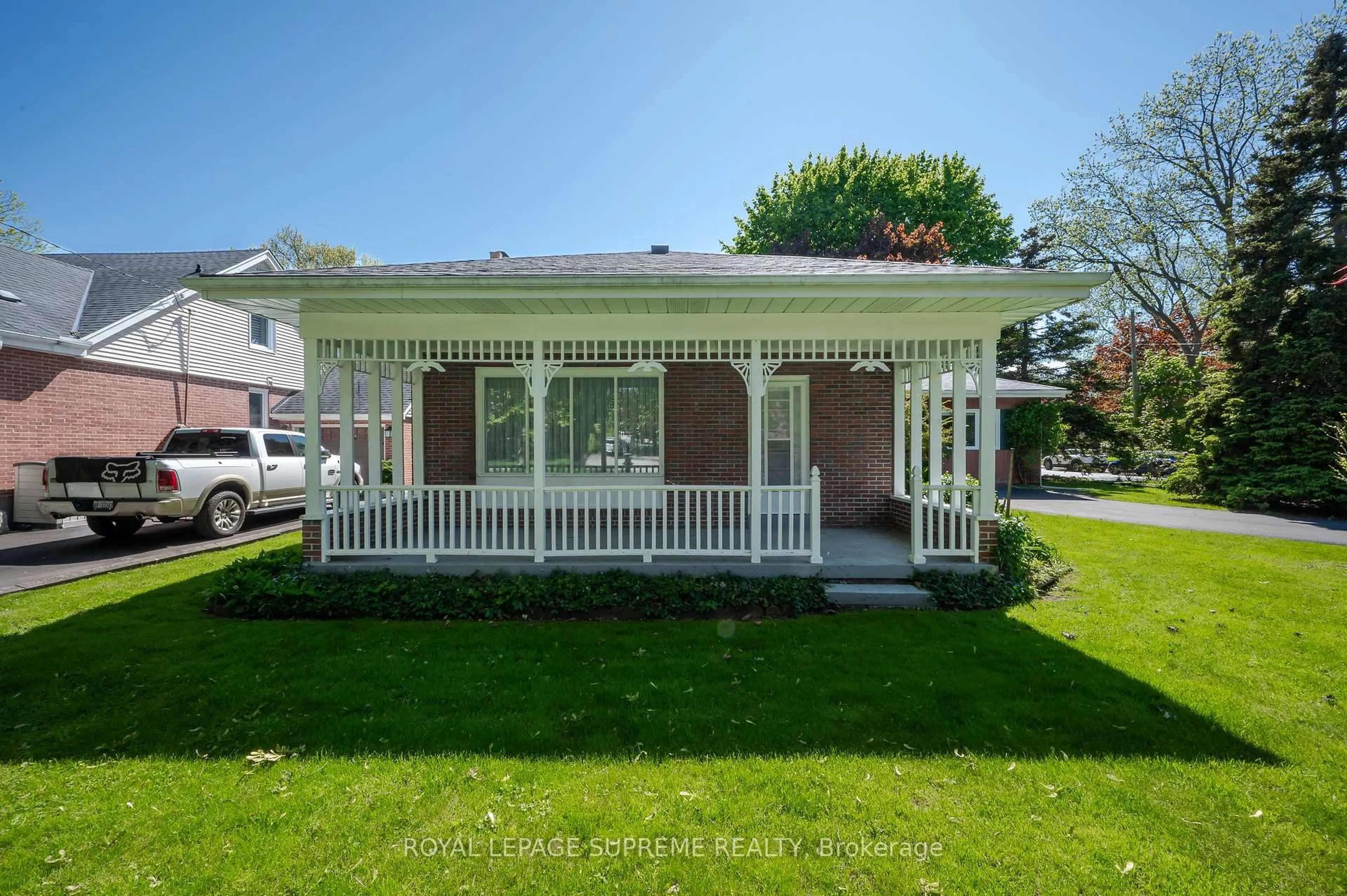 Home with vinyl exterior material, street for 405 Stratheden Dr, Burlington Ontario L7R 2W6