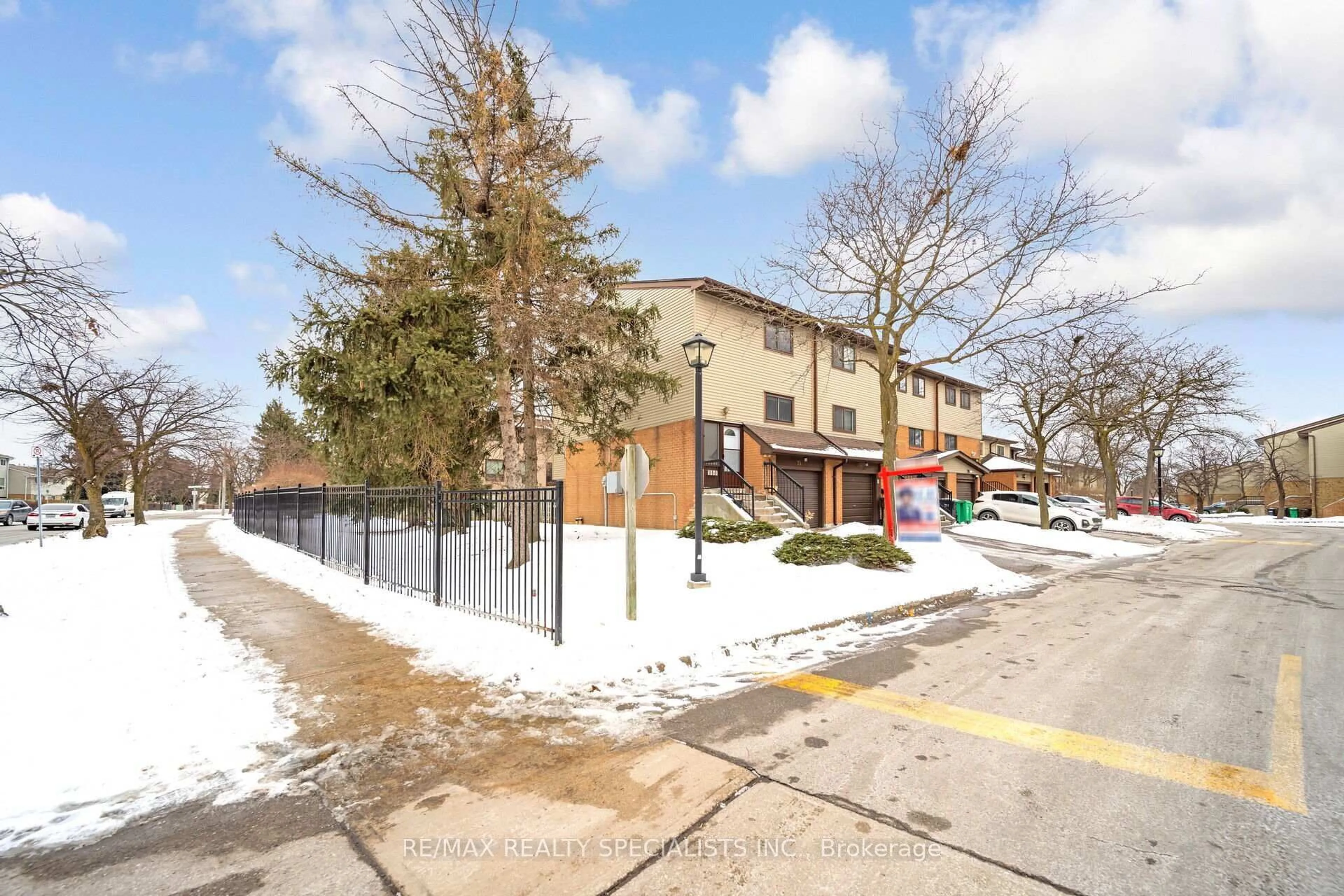 A pic from outside/outdoor area/front of a property/back of a property/a pic from drone, street for 24 Carleton Pl, Brampton Ontario L6T 3Z4