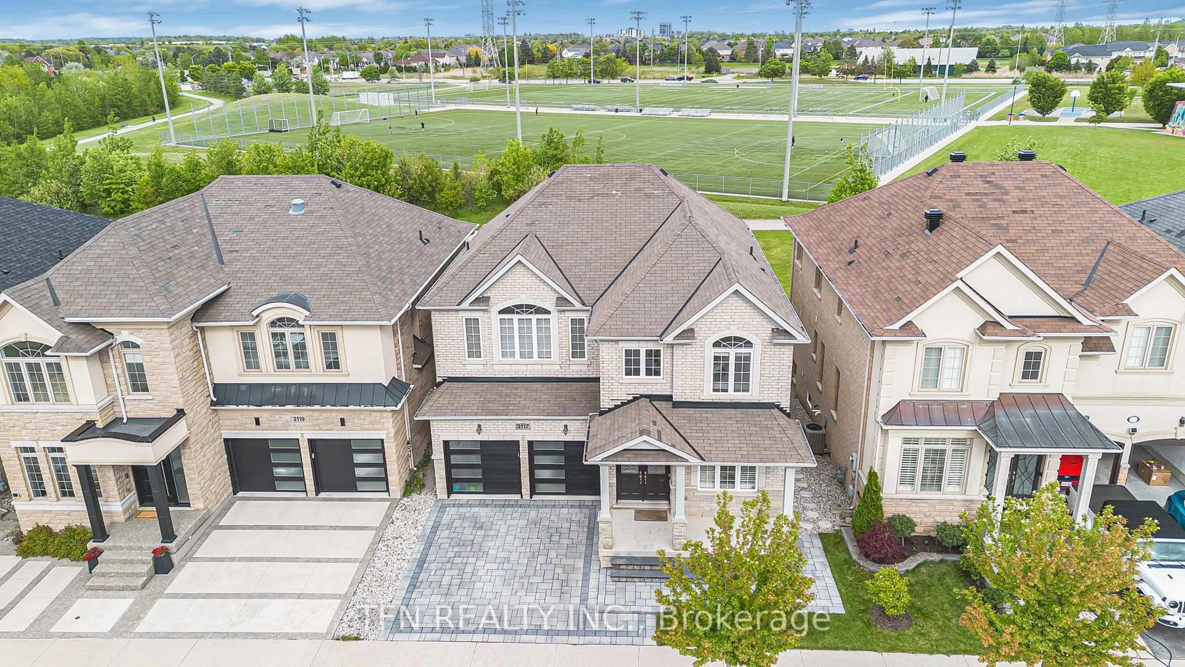 A pic from outside/outdoor area/front of a property/back of a property/a pic from drone, street for 3117 Velebit Park Blvd, Burlington Ontario L7M 0M1