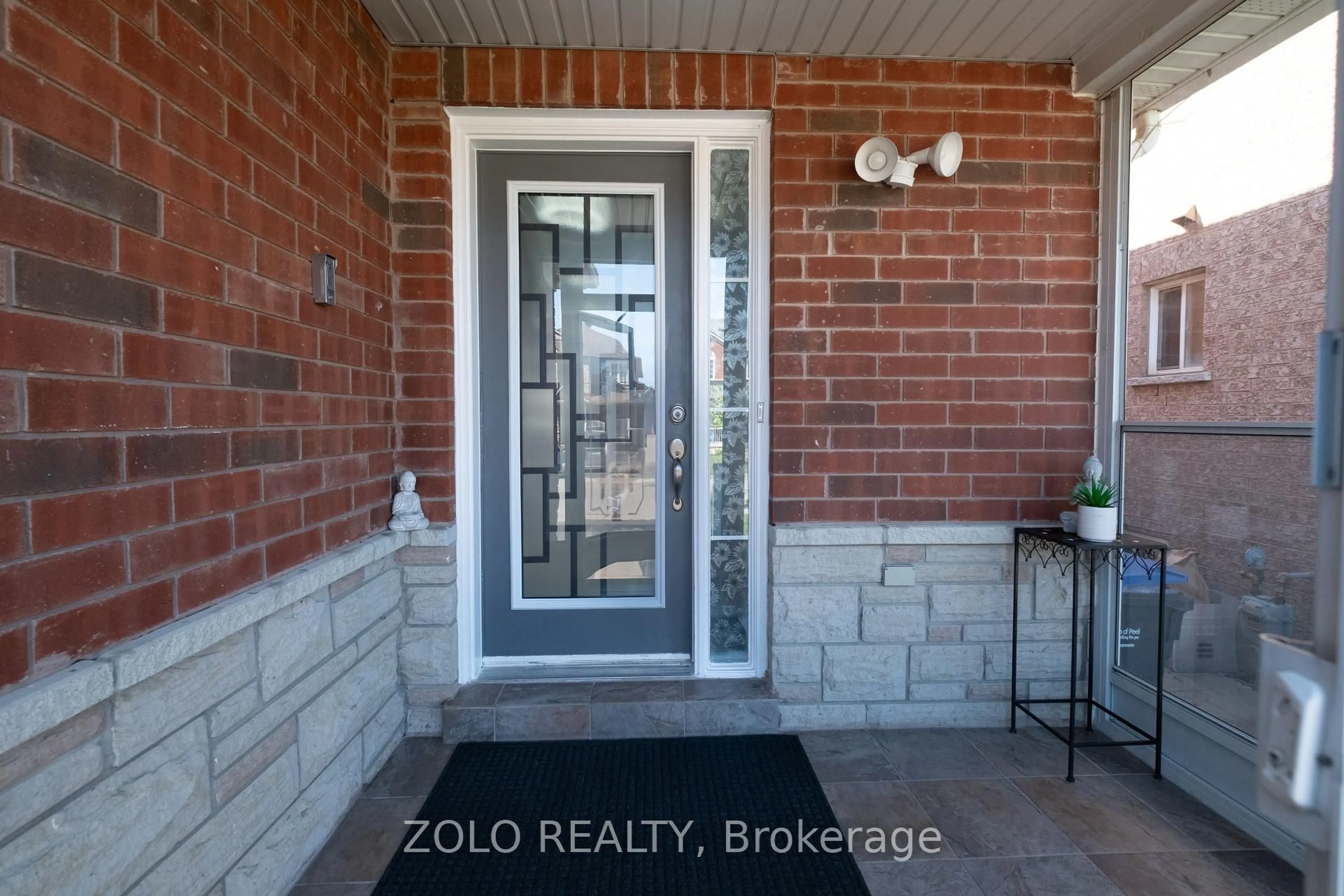 Indoor entryway for 16 Flatfield Way, Brampton Ontario L6P 1N7