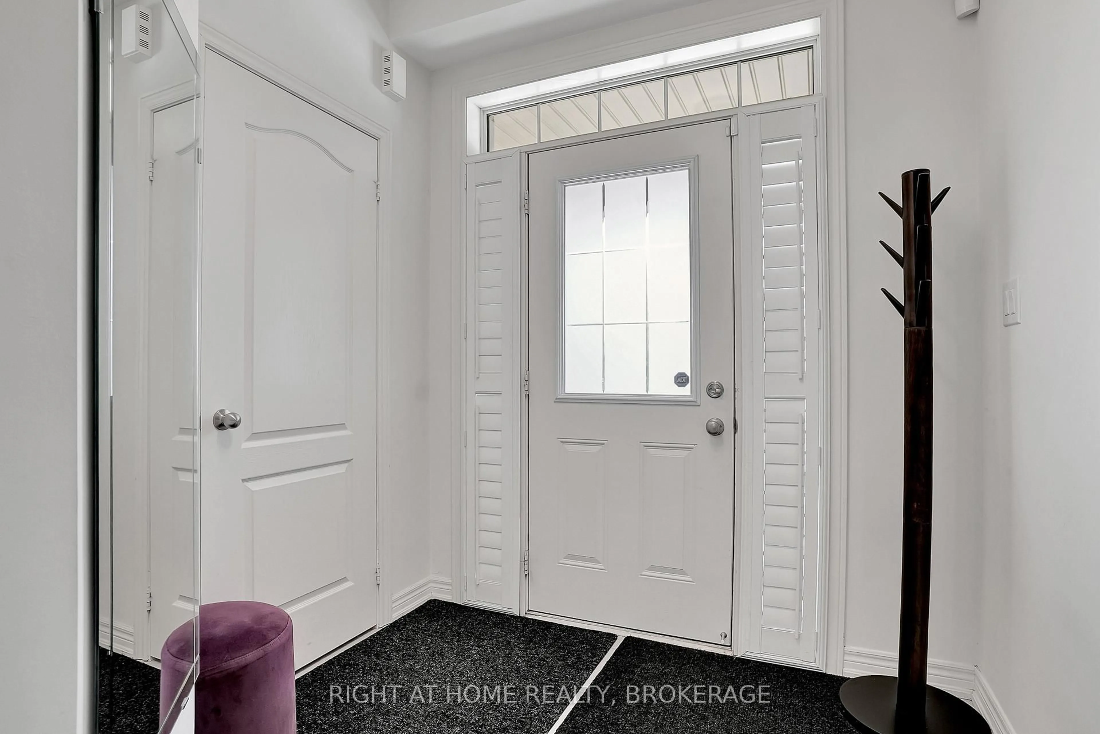 Indoor entryway for 392 Grindstone Tr, Oakville Ontario L6H 0S1