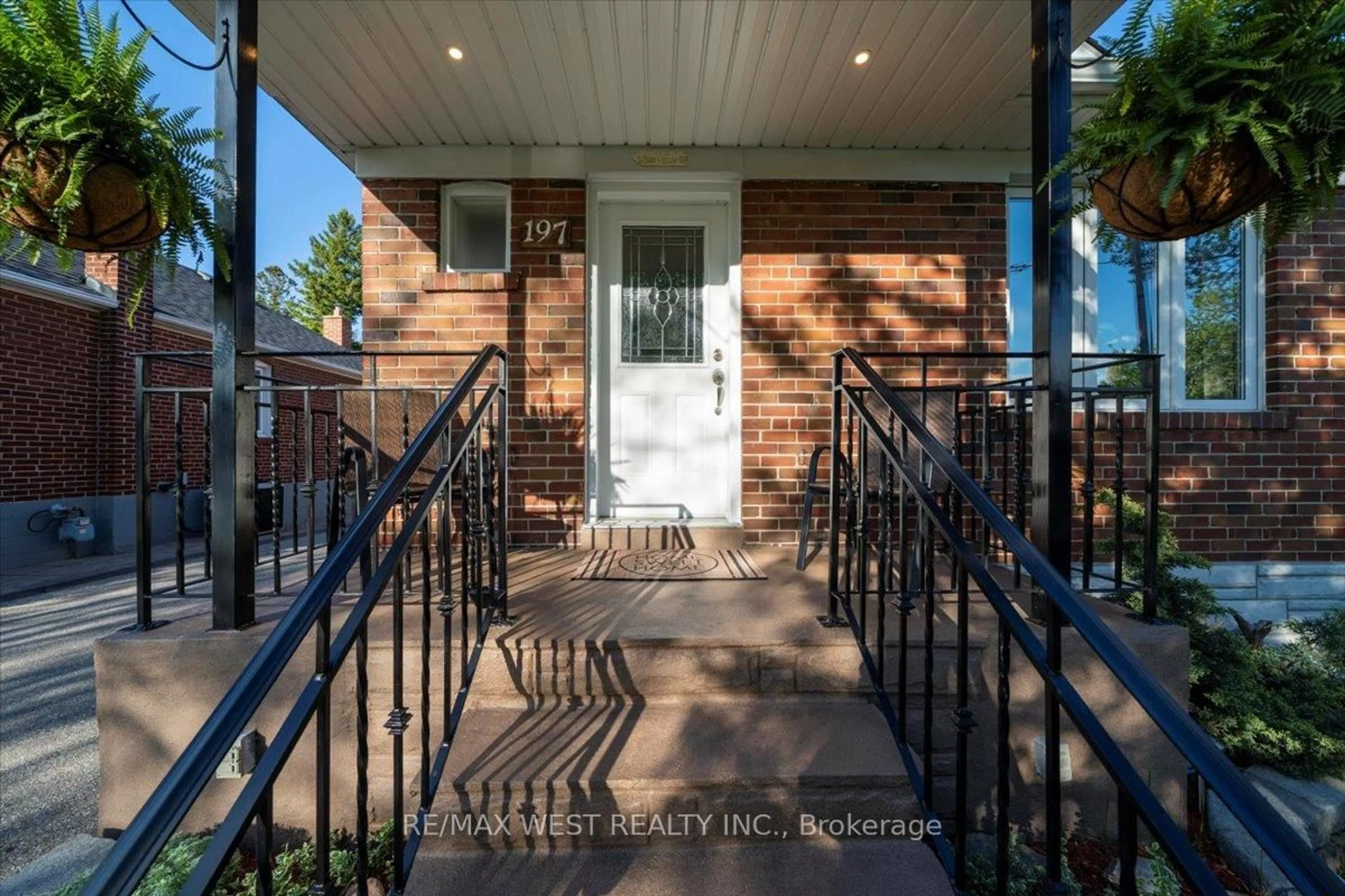 Indoor entryway for 197 Gamma St, Toronto Ontario M8W 4G6