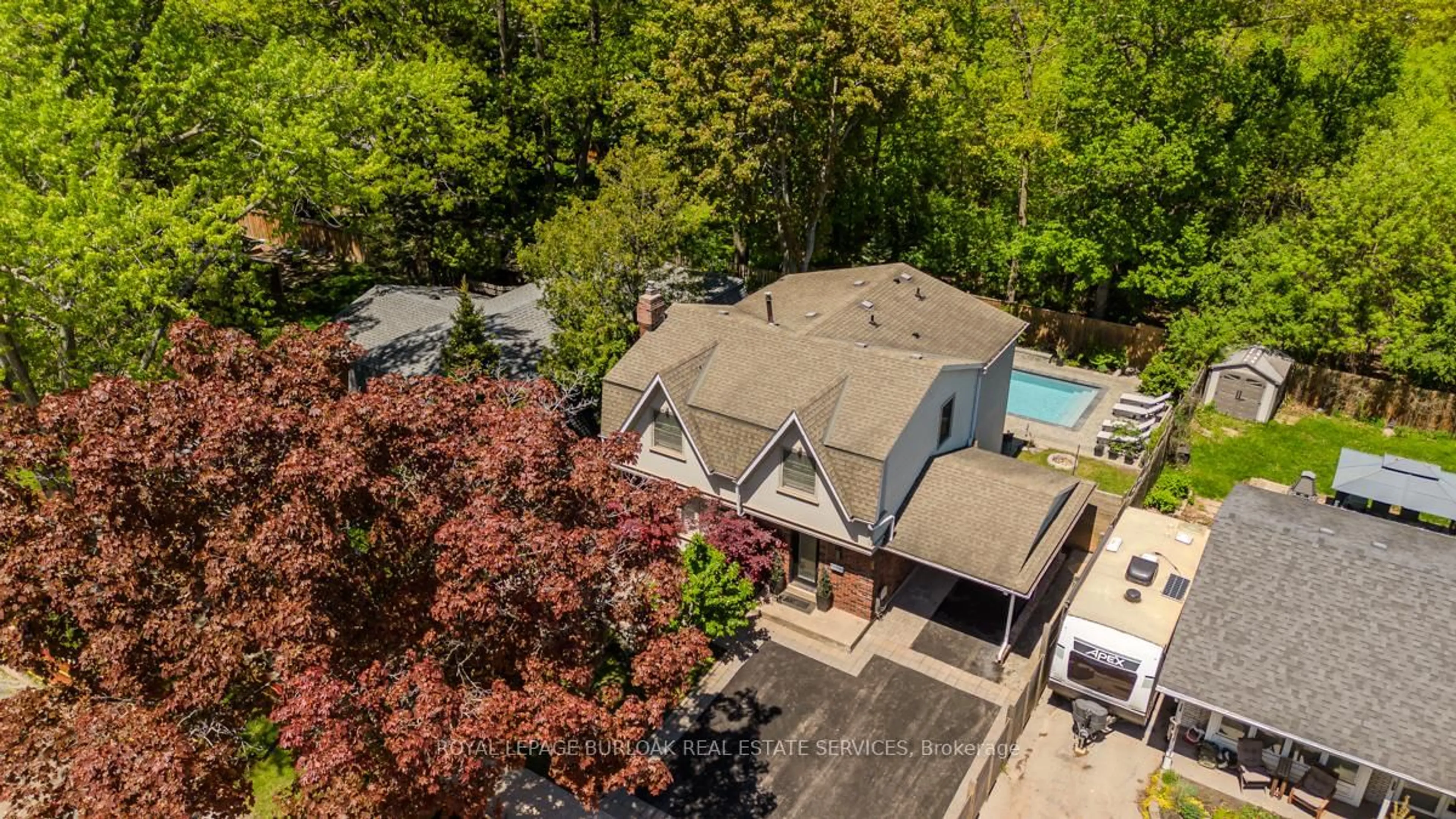 A pic from outside/outdoor area/front of a property/back of a property/a pic from drone, unknown for 5253 Bromley Rd, Burlington Ontario L7L 3G1
