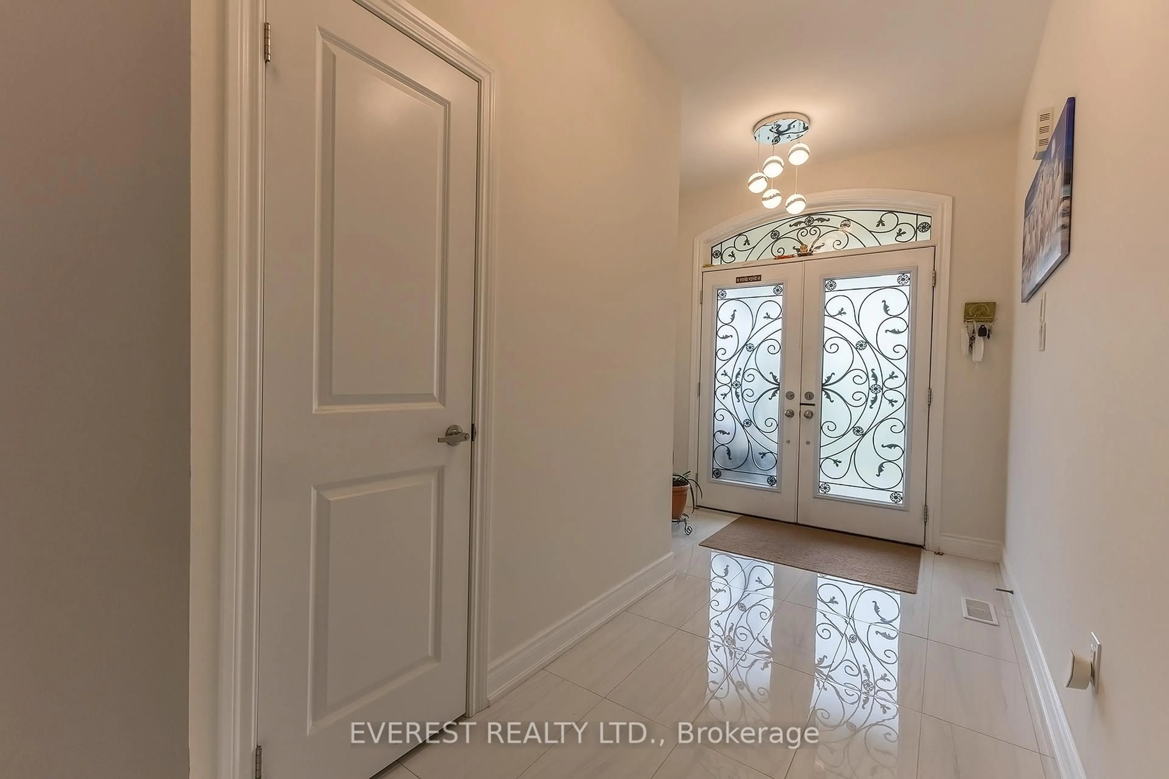 Indoor entryway for 17 Elysian Field Circ, Brampton Ontario L6Y 6E9