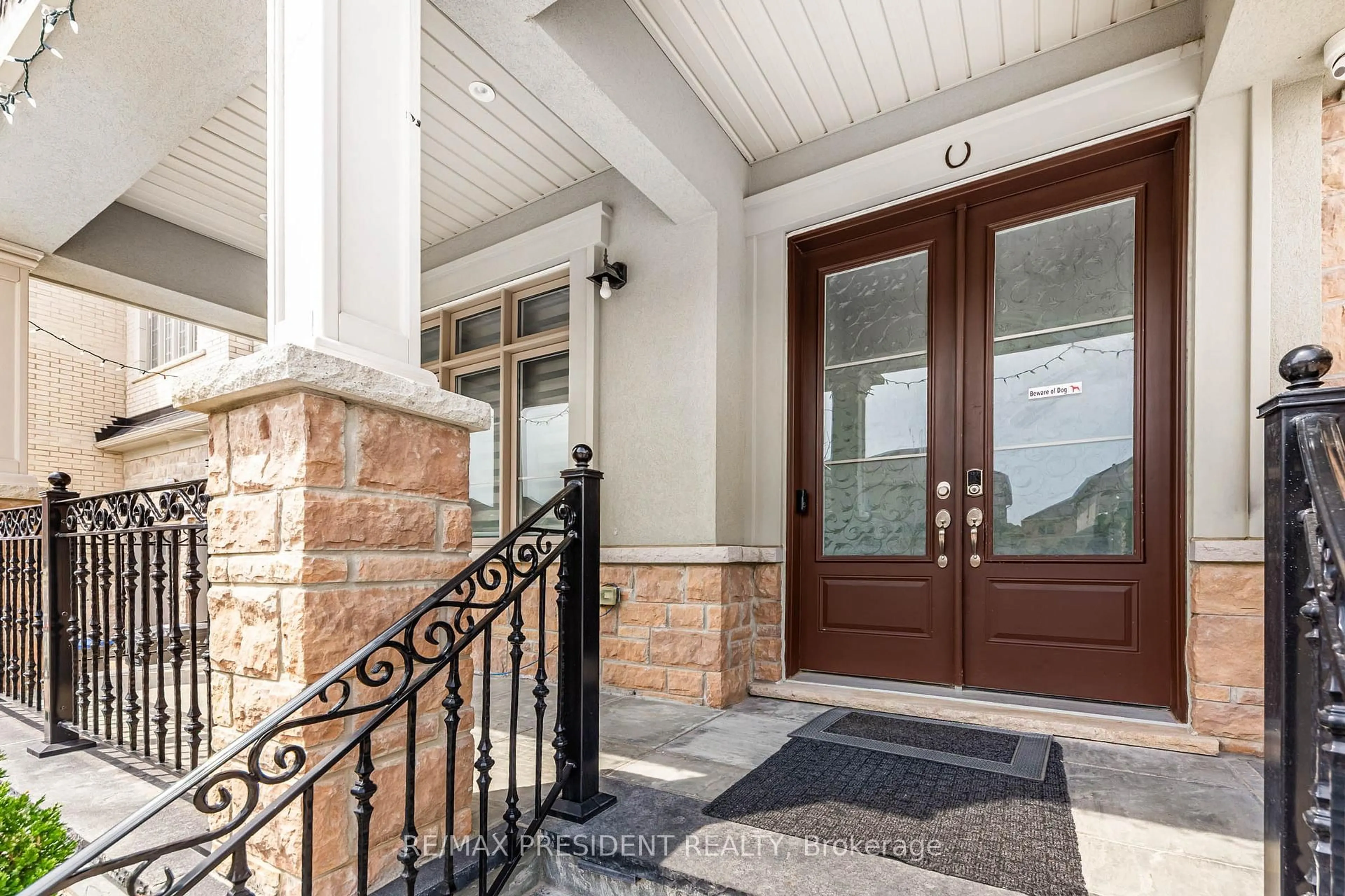 Indoor entryway for 32 Elderbridge Rd, Brampton Ontario L6P 4G5