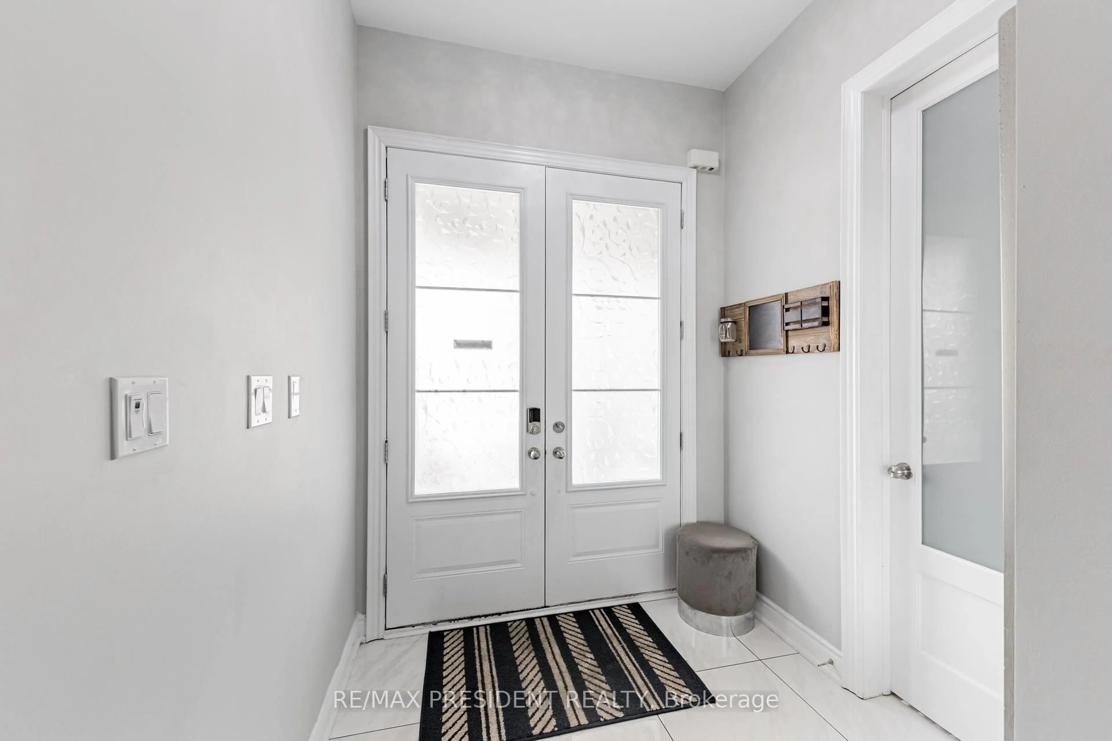 Indoor entryway for 32 Elderbridge Rd, Brampton Ontario L6P 4G5