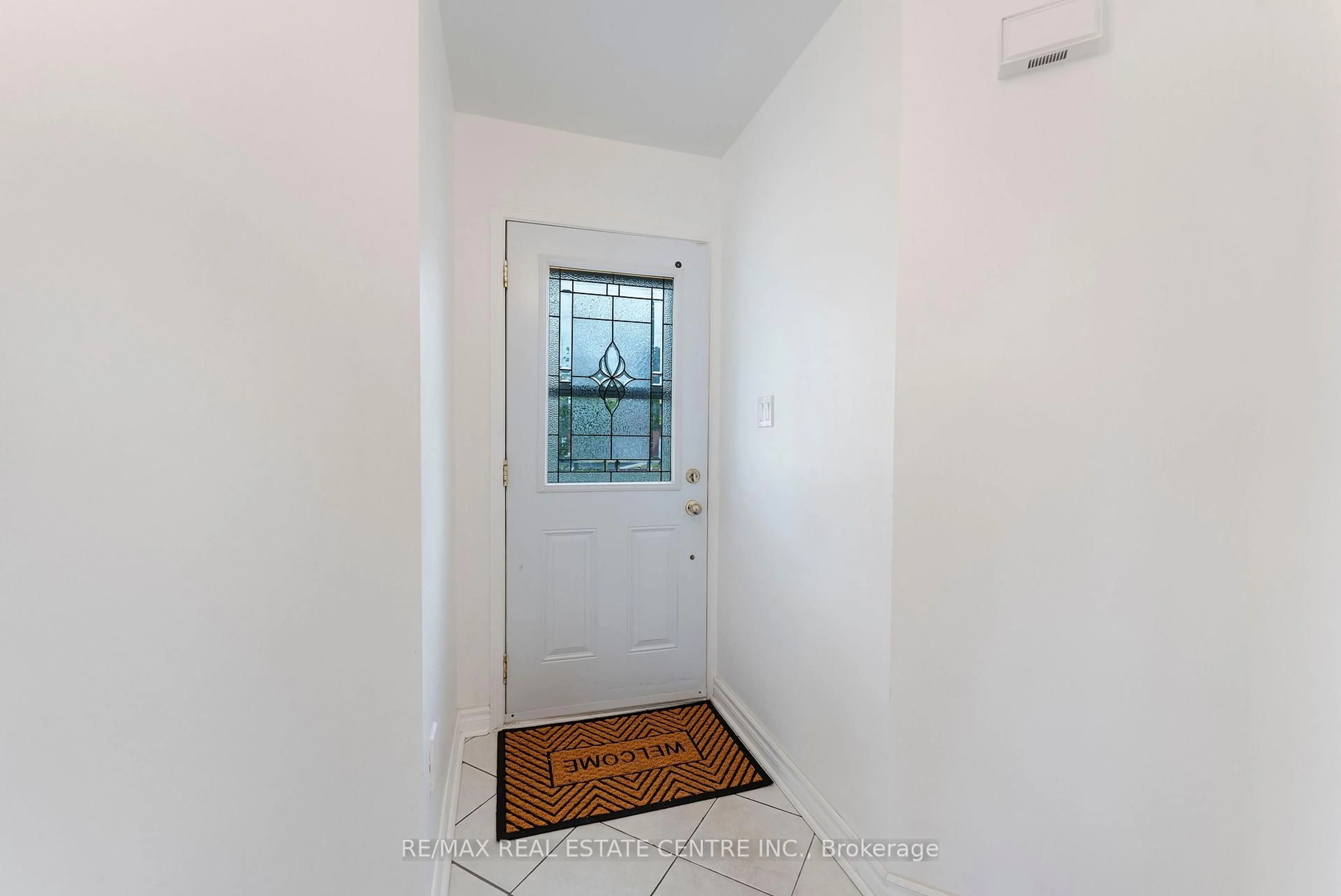 Indoor entryway for 115 Ecclestone Dr, Brampton Ontario L6X 3P4