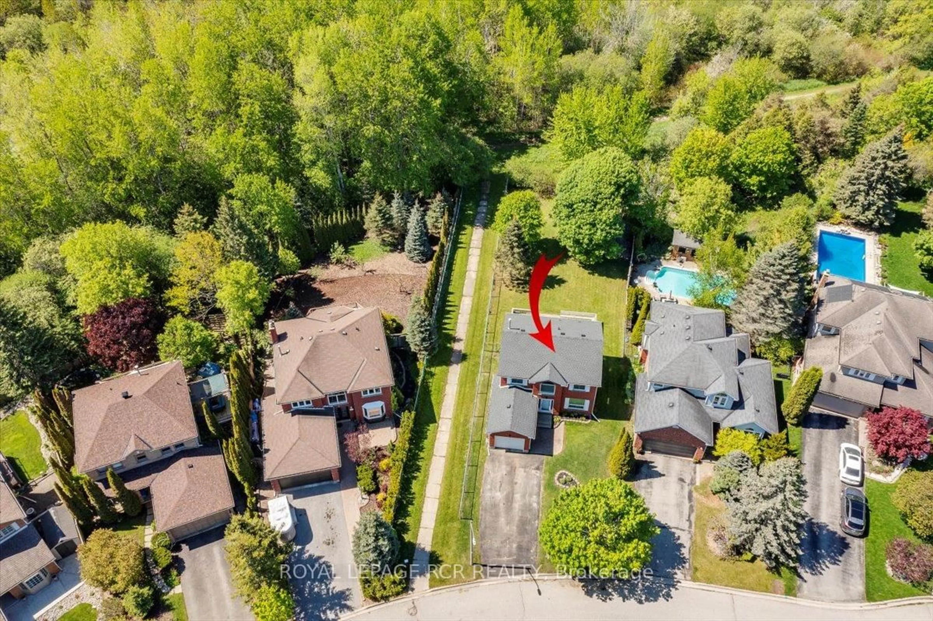 A pic from outside/outdoor area/front of a property/back of a property/a pic from drone, forest/trees view for 229 Elmwood Cres, Orangeville Ontario L9W 4T4