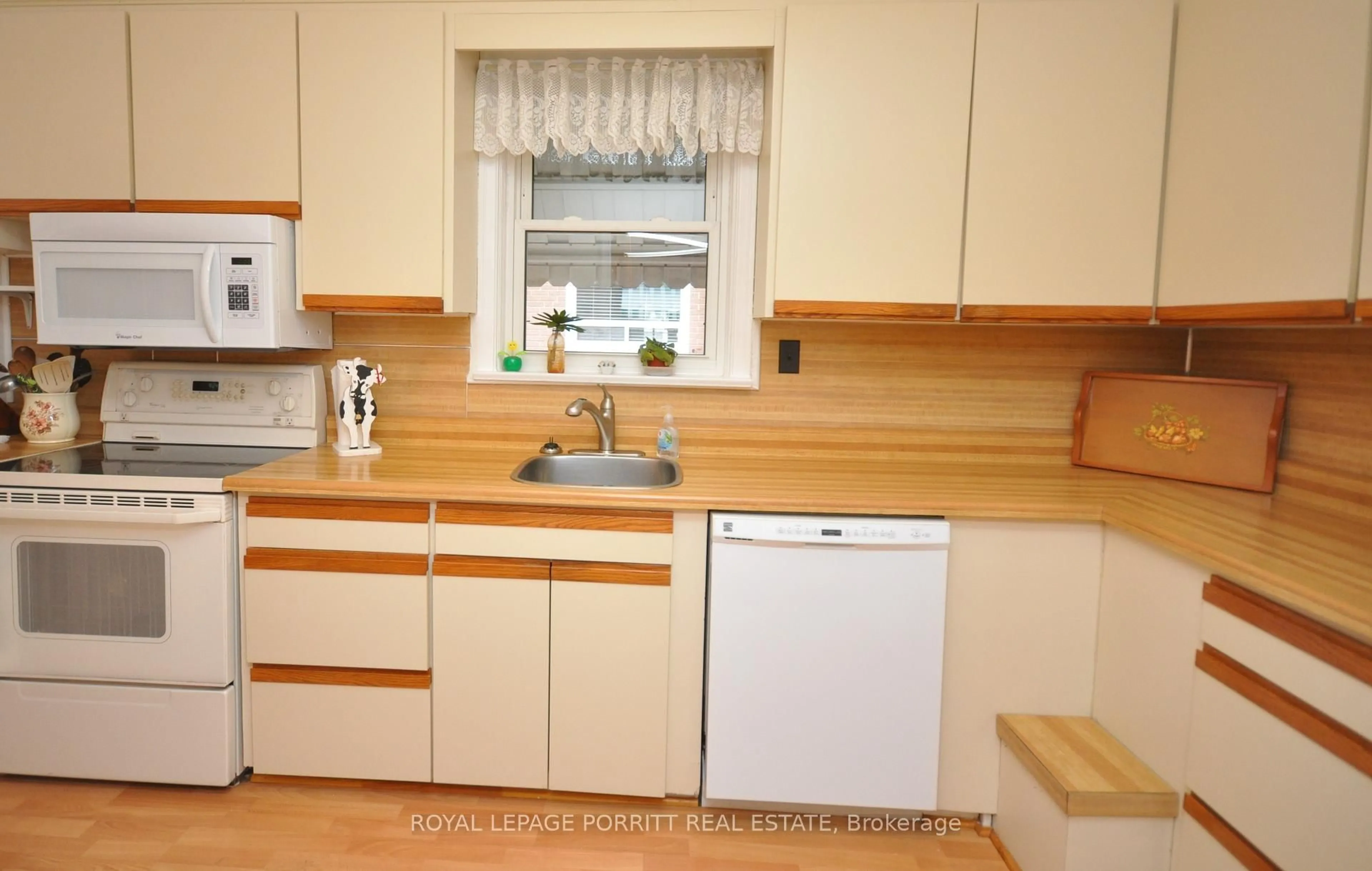 Standard kitchen, wood/laminate floor for 42 Ecker Dr, Toronto Ontario M8W 2P4