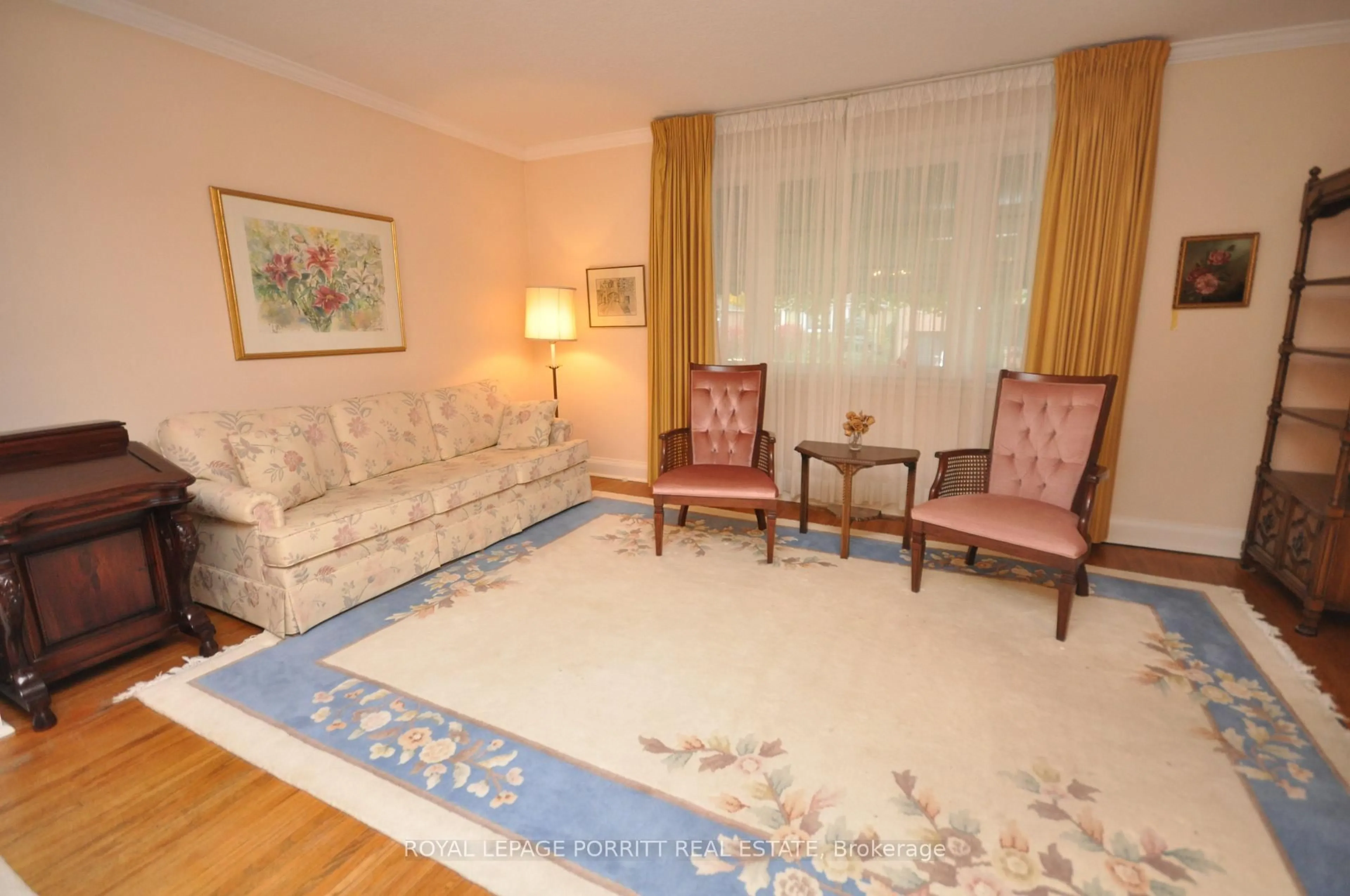 Living room with furniture, carpet floor for 42 Ecker Dr, Toronto Ontario M8W 2P4