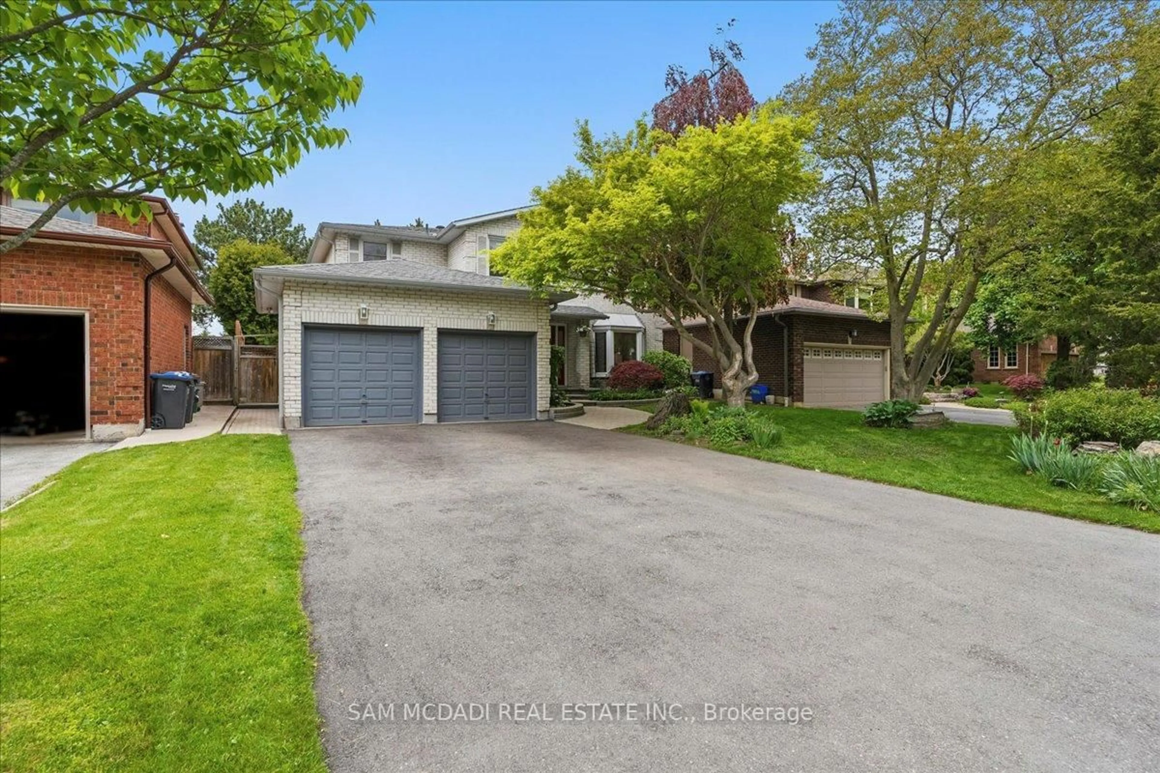 A pic from outside/outdoor area/front of a property/back of a property/a pic from drone, street for 1713 Pengilley Pl, Mississauga Ontario L5J 4R8