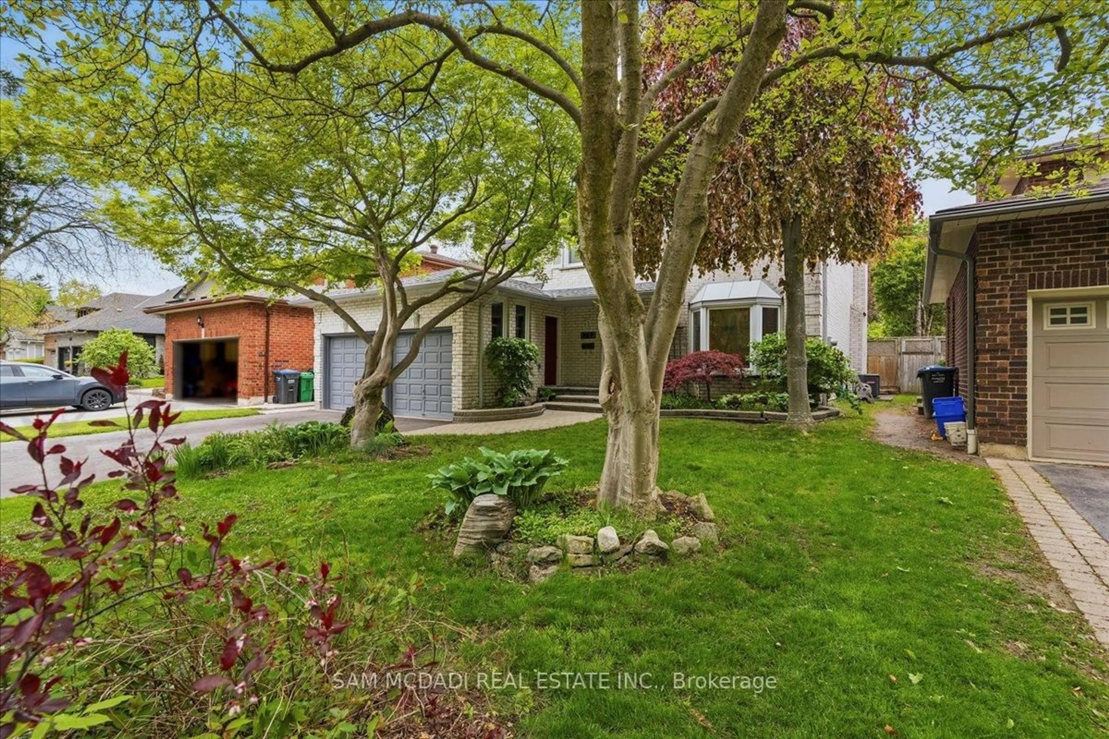 A pic from outside/outdoor area/front of a property/back of a property/a pic from drone, street for 1713 Pengilley Pl, Mississauga Ontario L5J 4R8