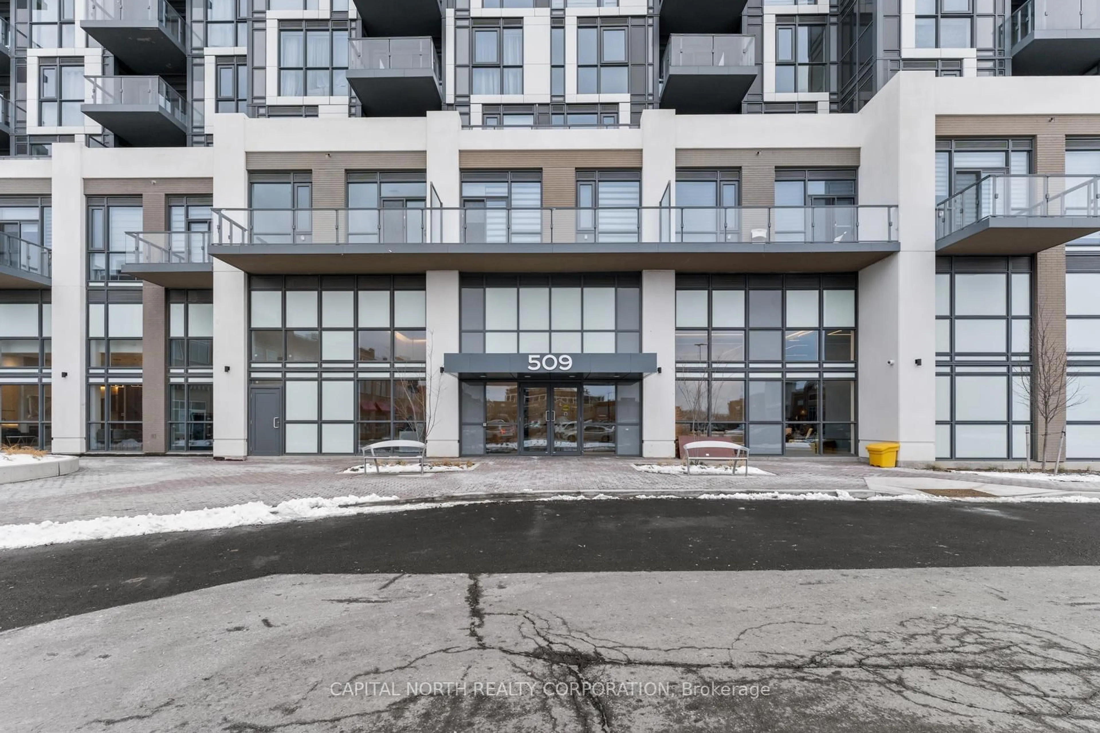 Indoor foyer for 509 Dundas St #801, Oakville Ontario L6M 4M2