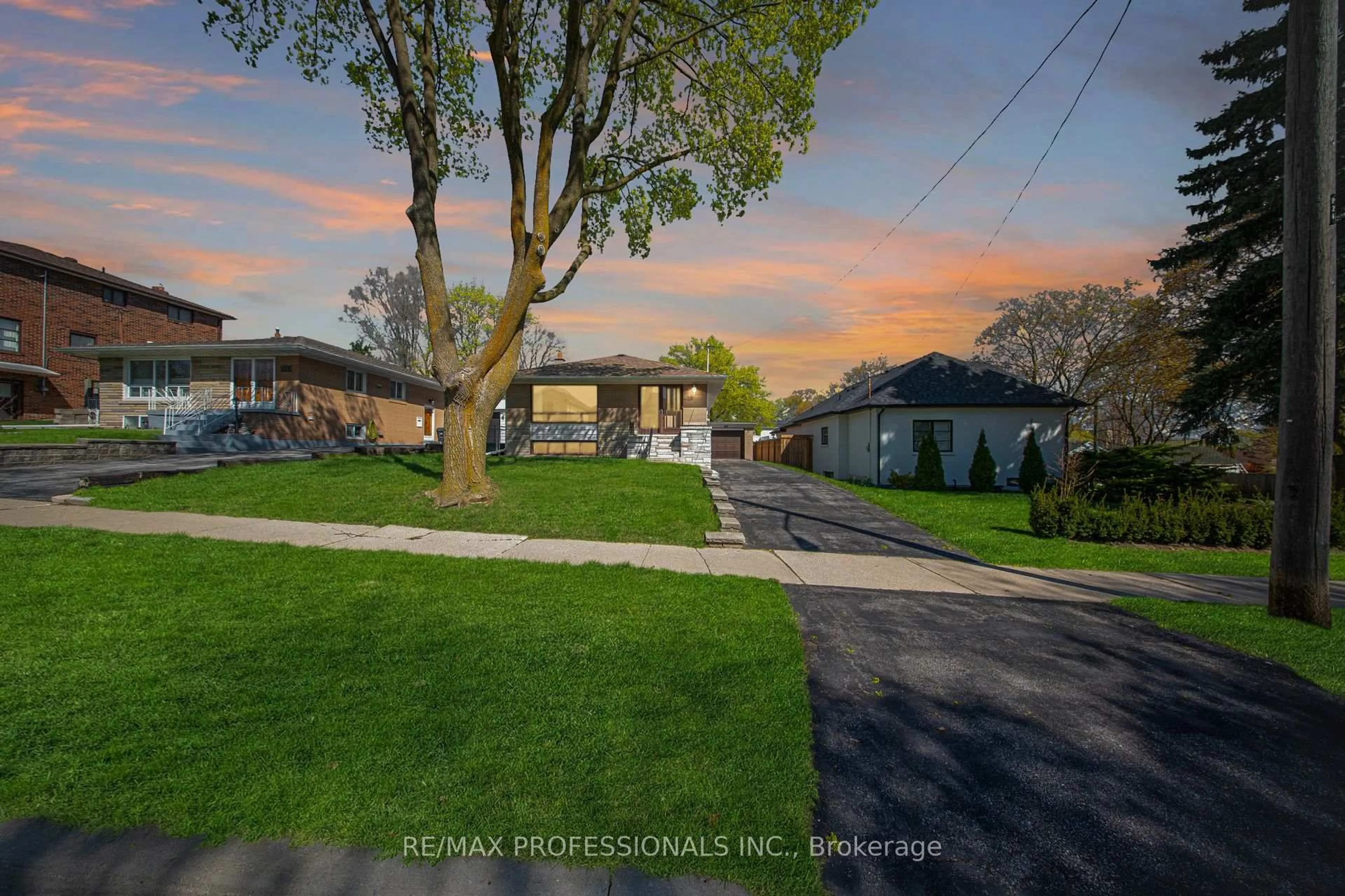 A pic from outside/outdoor area/front of a property/back of a property/a pic from drone, street for 26 Crane Ave, Toronto Ontario M9P 1V2
