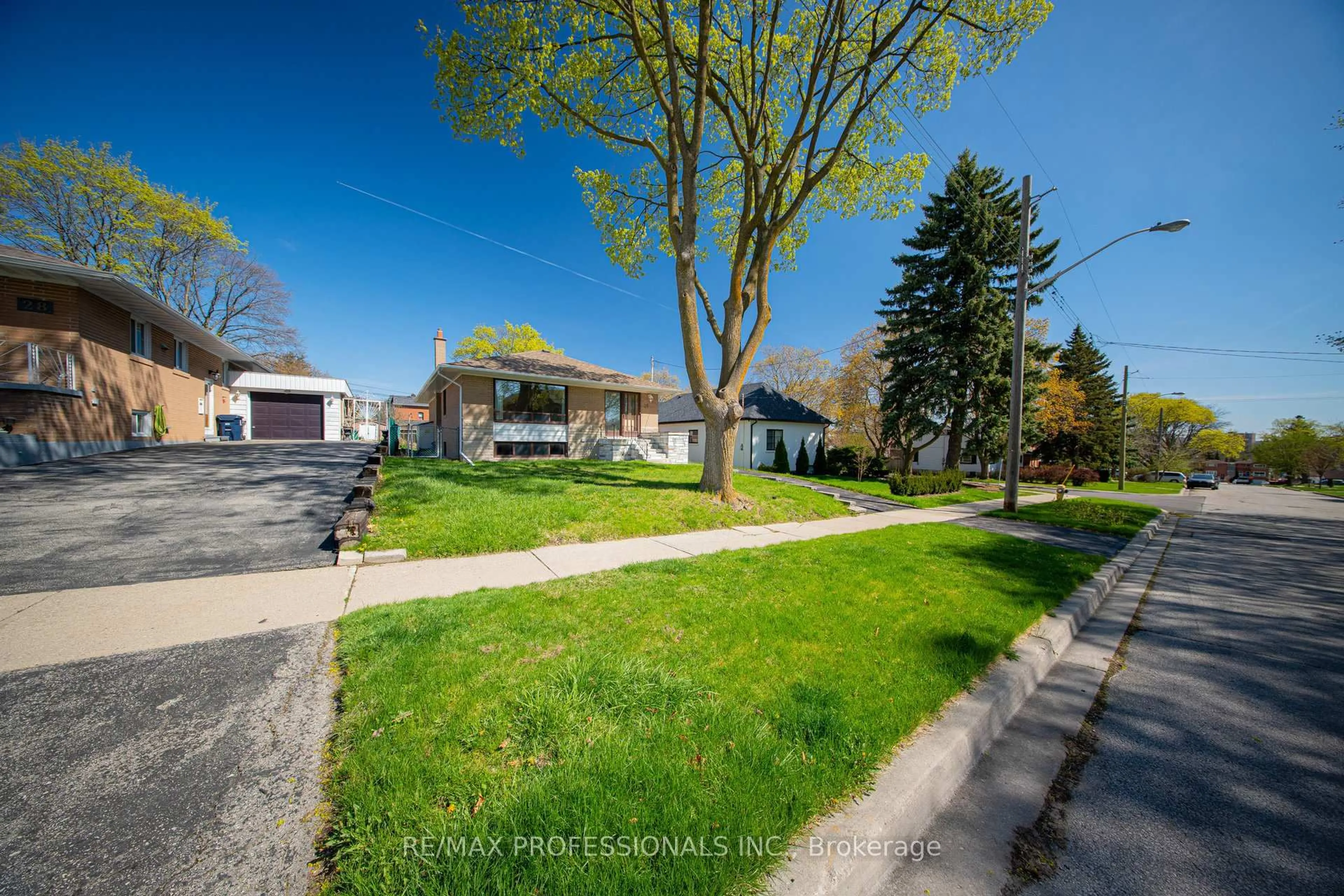 A pic from outside/outdoor area/front of a property/back of a property/a pic from drone, street for 26 Crane Ave, Toronto Ontario M9P 1V2
