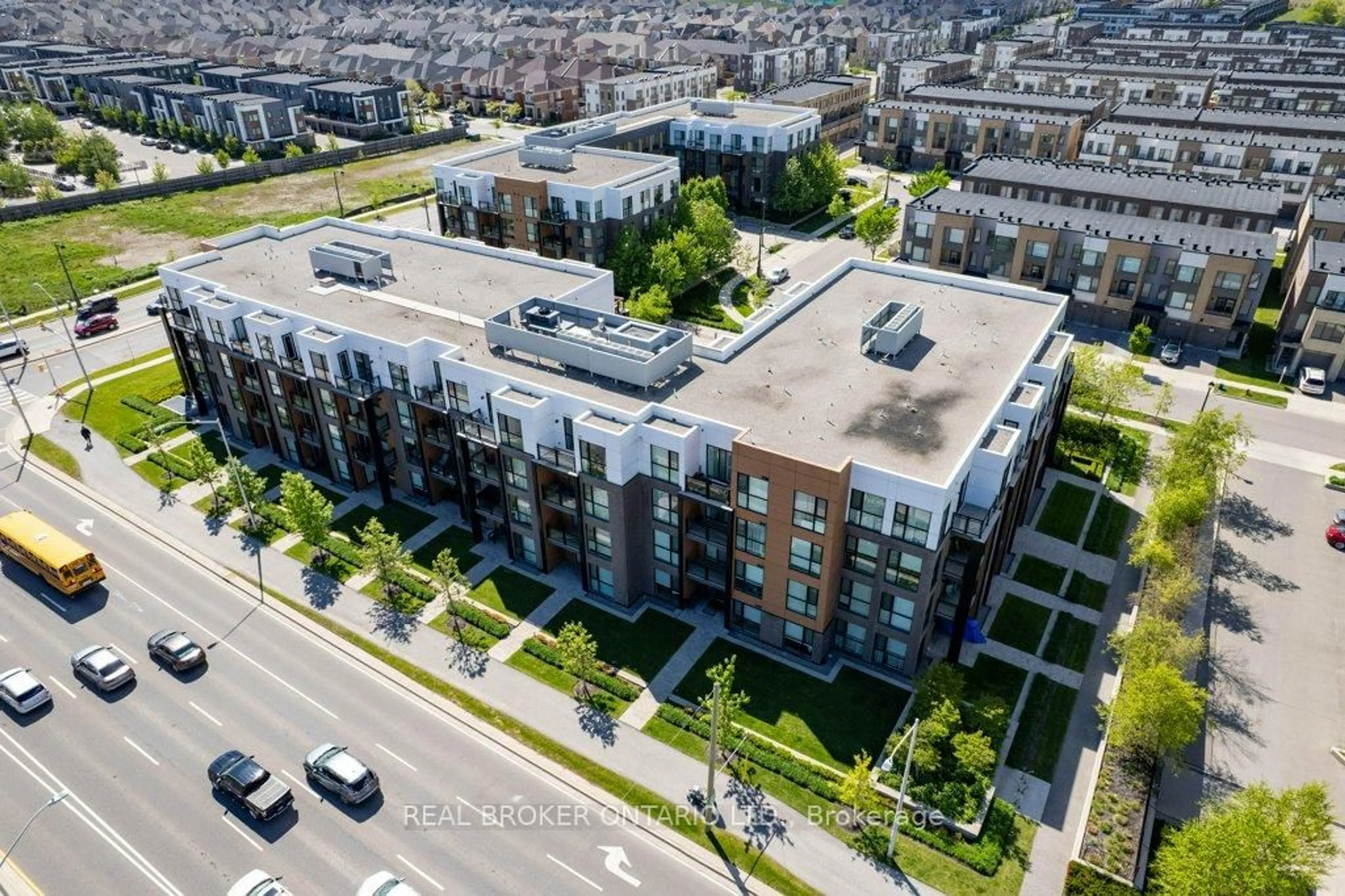 A pic from outside/outdoor area/front of a property/back of a property/a pic from drone, unknown for 168 Sabina Dr #118, Oakville Ontario L6H 0W5
