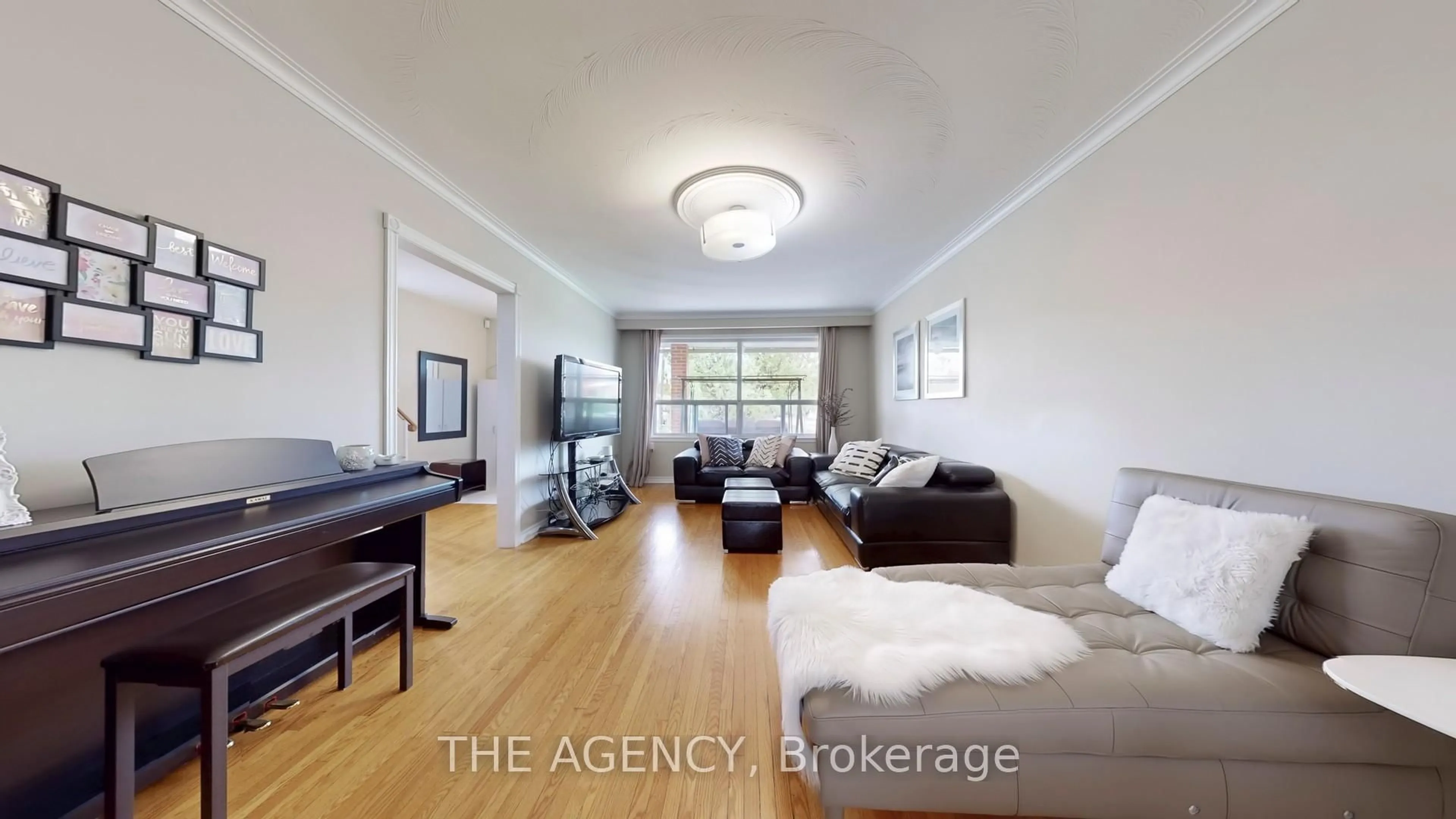 Living room with furniture, wood/laminate floor for 7 Purchase Pl, Toronto Ontario M3L 1T9