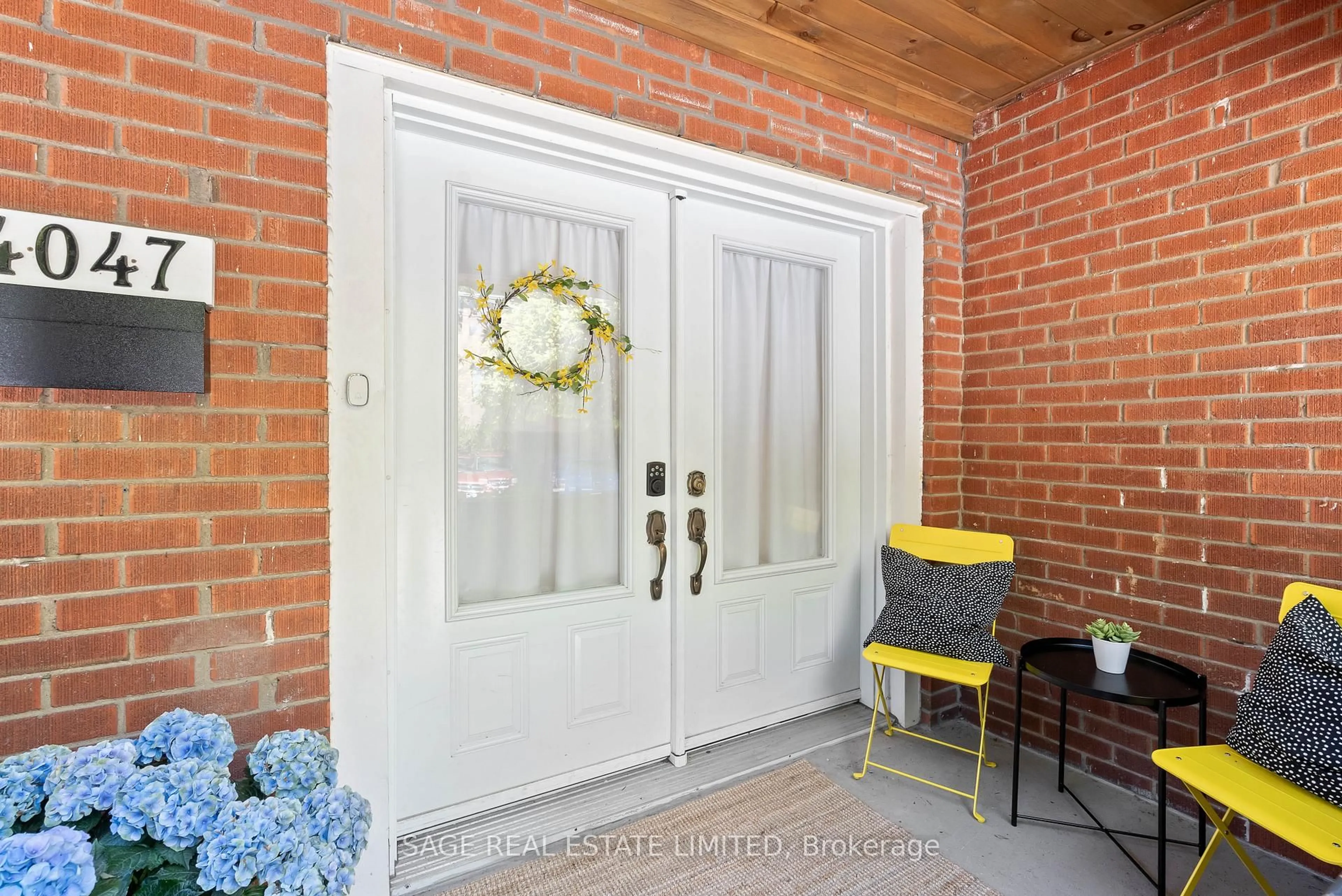 Indoor entryway for 4047 Old Dundas St, Toronto Ontario M6S 2R5