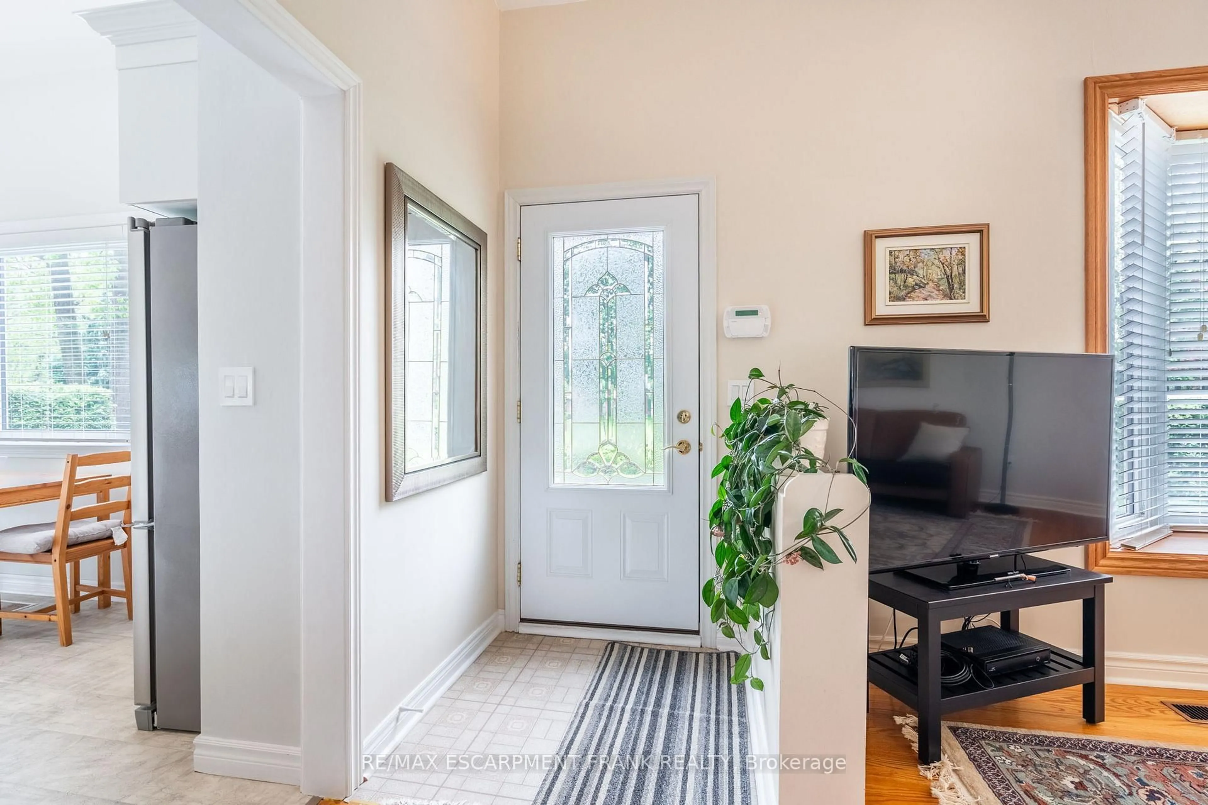 Indoor entryway for 1293 Dunbar Rd, Burlington Ontario L7P 2K1