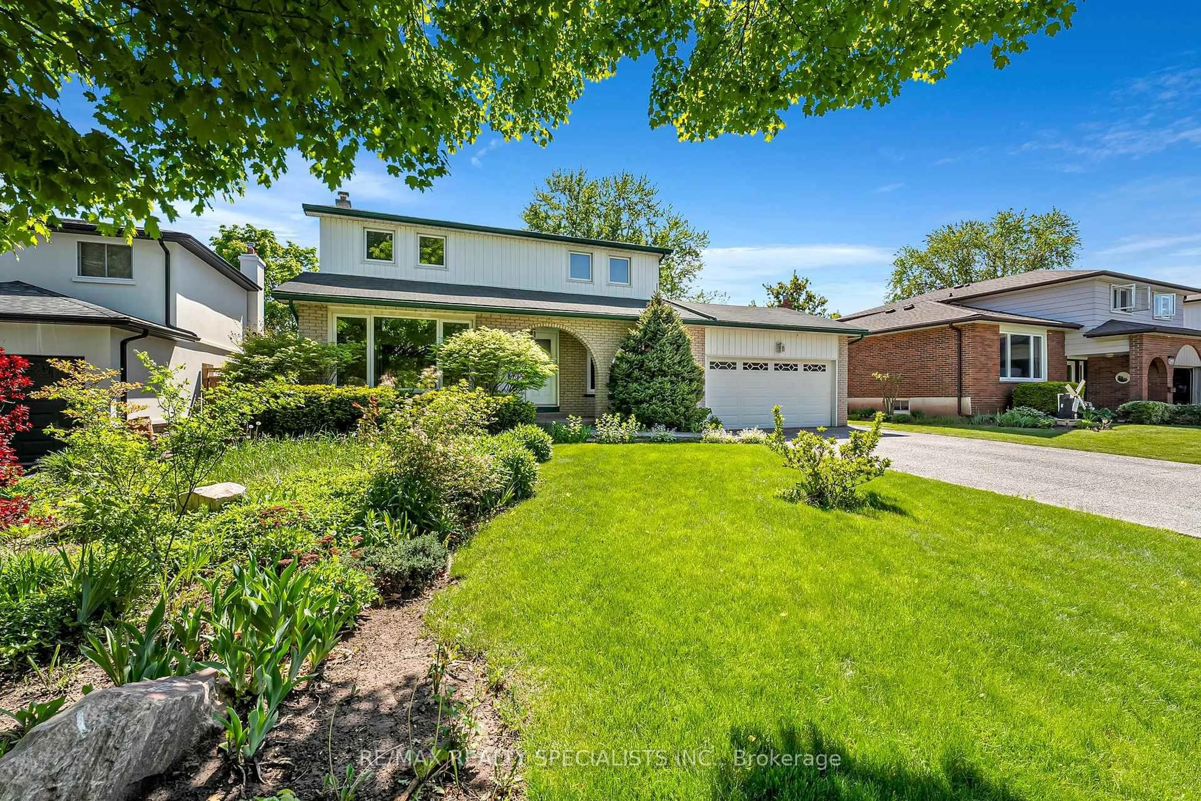 A pic from outside/outdoor area/front of a property/back of a property/a pic from drone, street for 2488 Waterford St, Oakville Ontario L6L 5E6