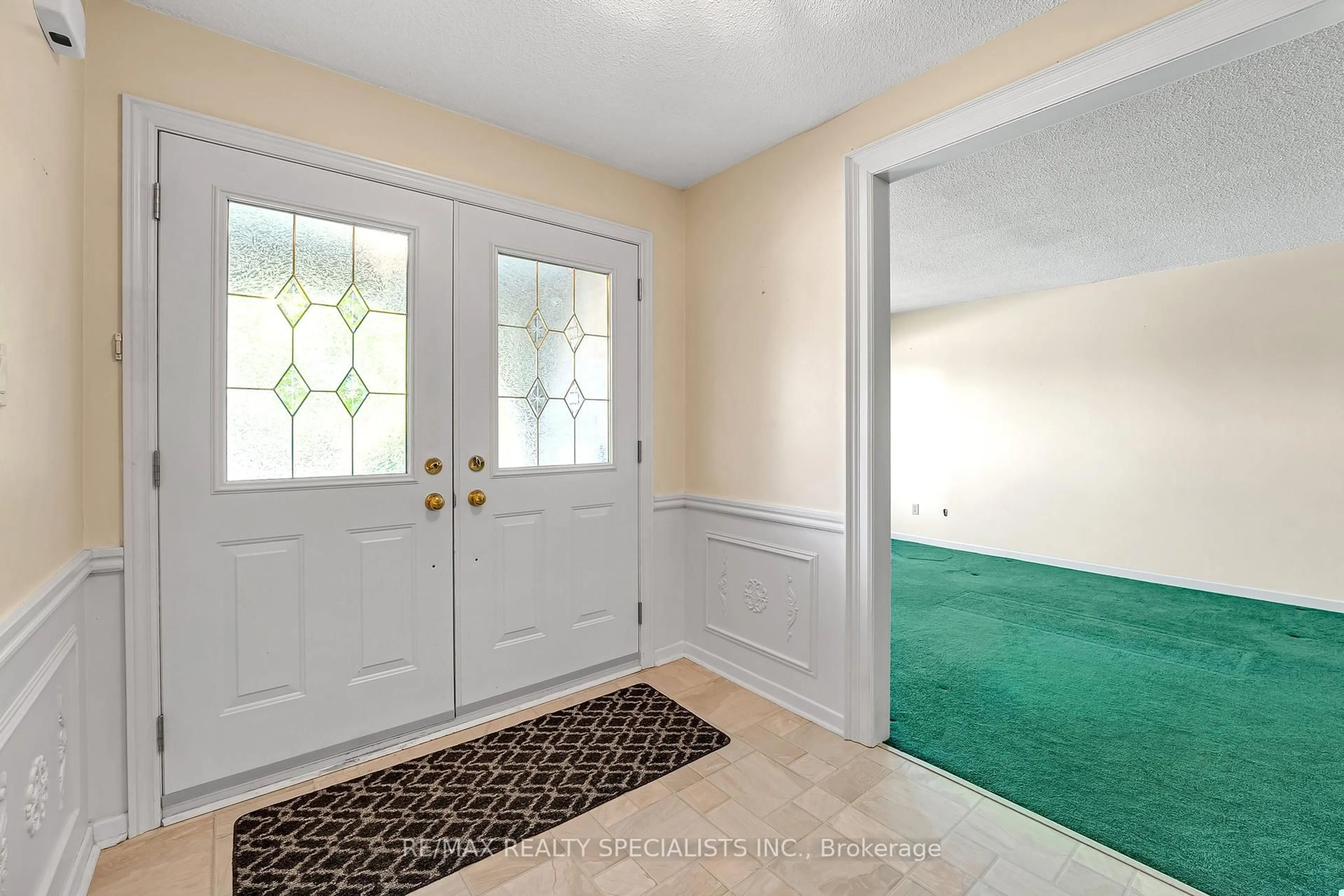 Indoor entryway for 2488 Waterford St, Oakville Ontario L6L 5E6