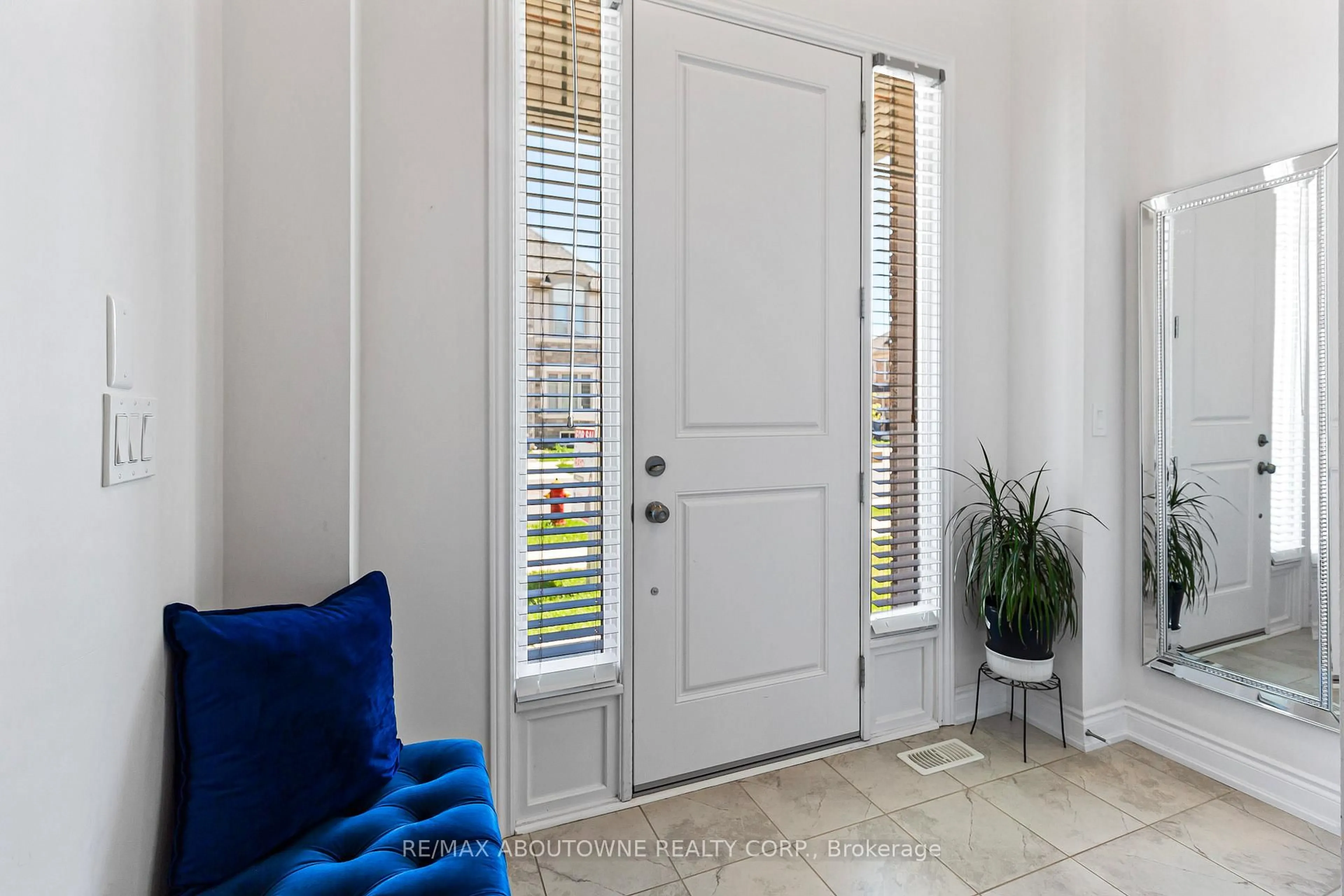 Indoor entryway for 3470 Clayton Tr, Oakville Ontario L6H 0Y9