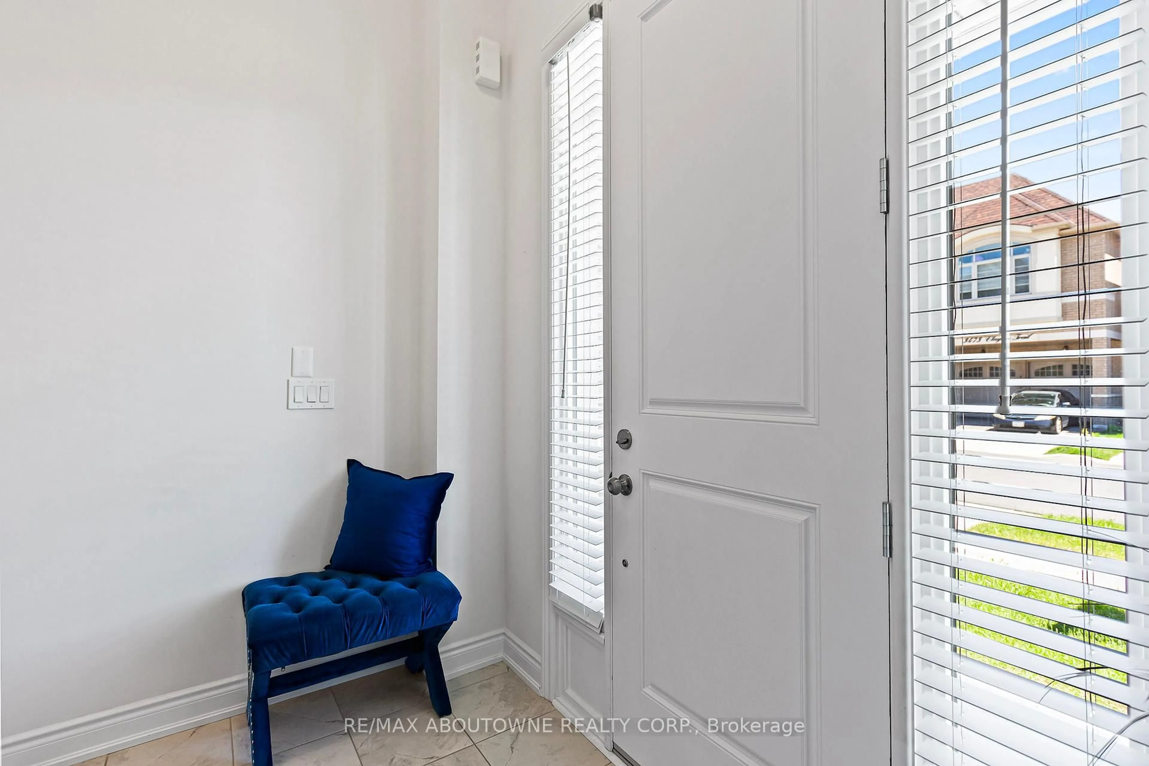 Indoor entryway for 3470 Clayton Tr, Oakville Ontario L6H 0Y9