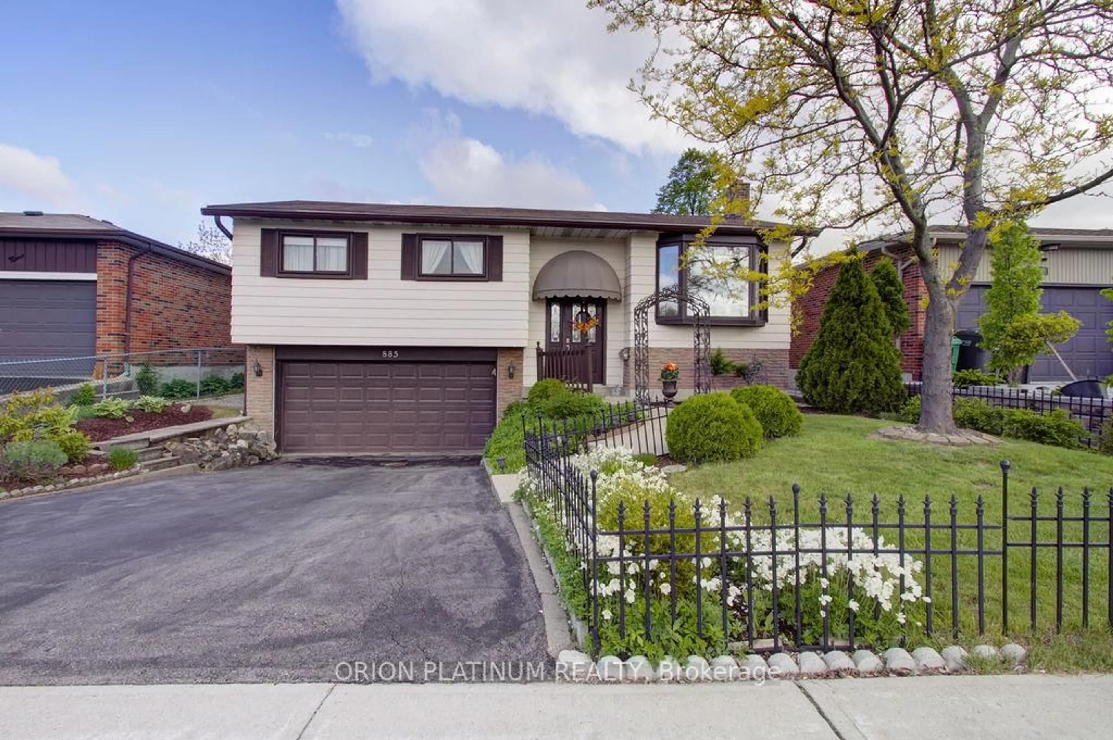 Home with brick exterior material, street for 885 Forestwood Dr, Mississauga Ontario L5C 1G6