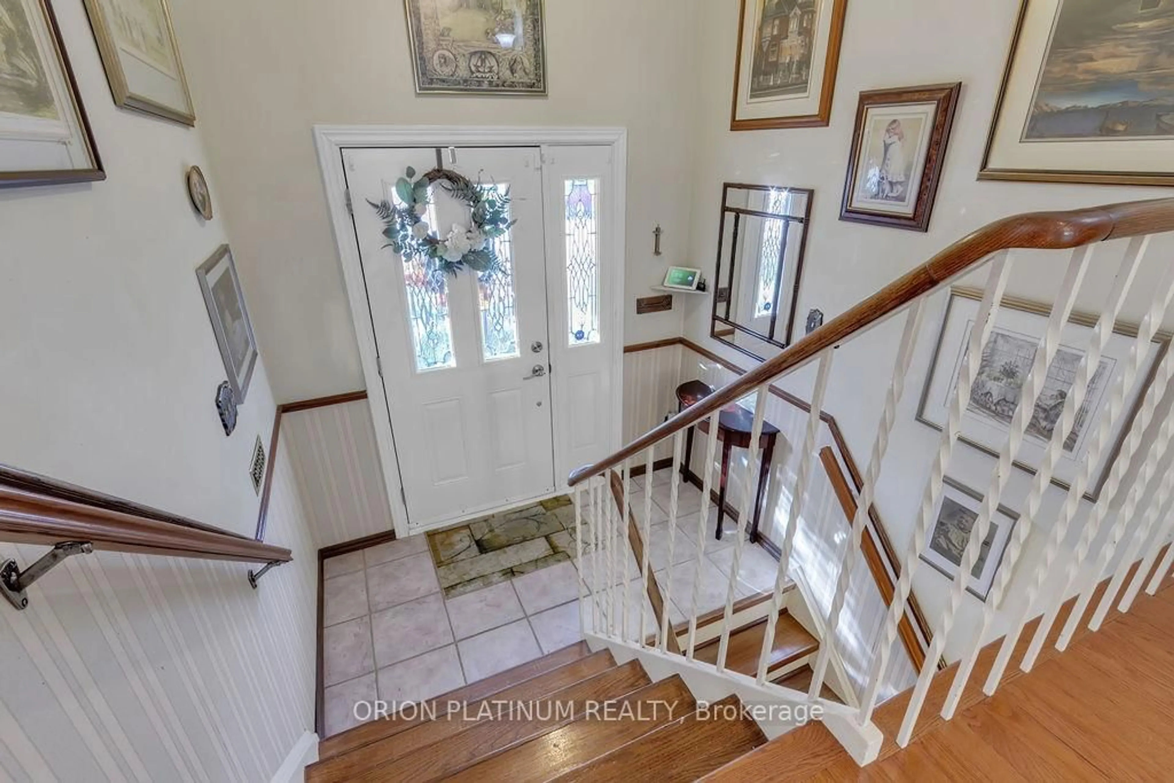 Indoor entryway for 885 Forestwood Dr, Mississauga Ontario L5C 1G6