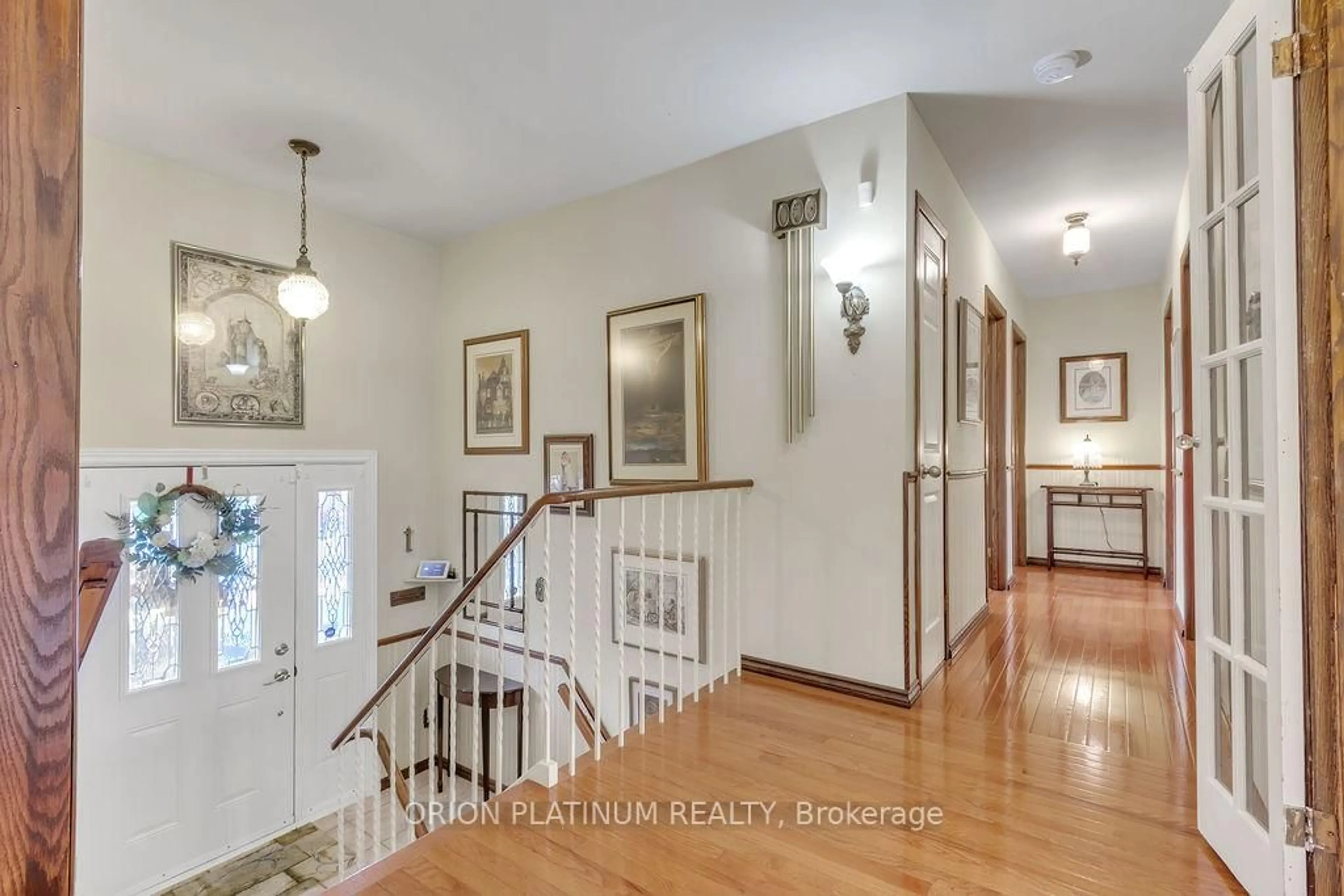 Indoor entryway for 885 Forestwood Dr, Mississauga Ontario L5C 1G6
