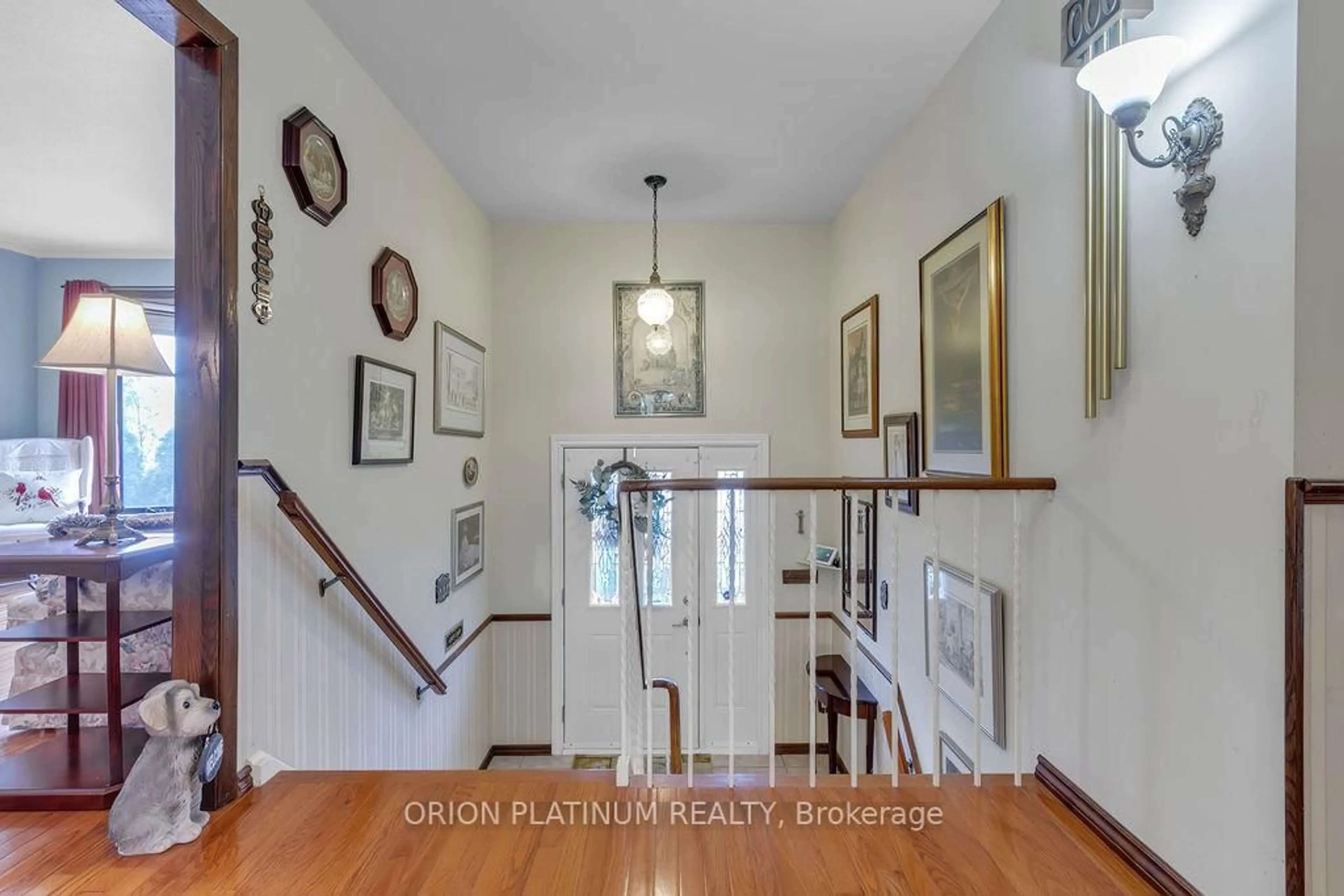 Indoor foyer for 885 Forestwood Dr, Mississauga Ontario L5C 1G6