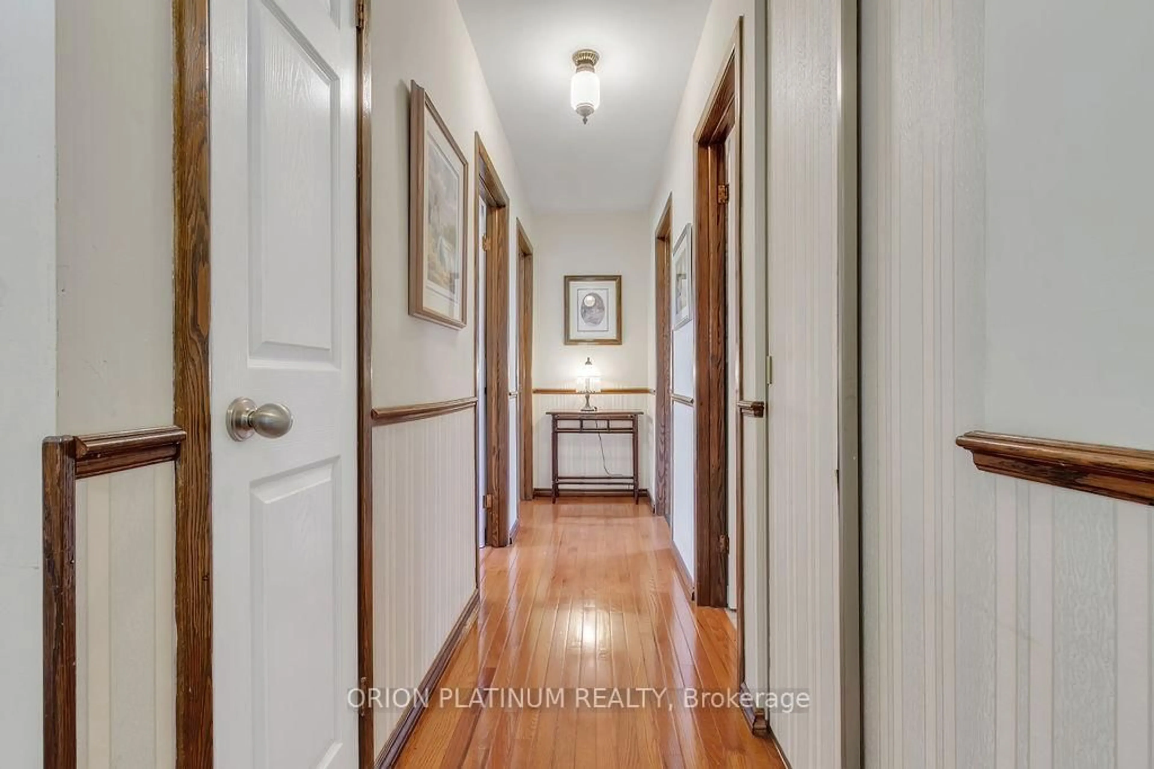 Indoor entryway for 885 Forestwood Dr, Mississauga Ontario L5C 1G6