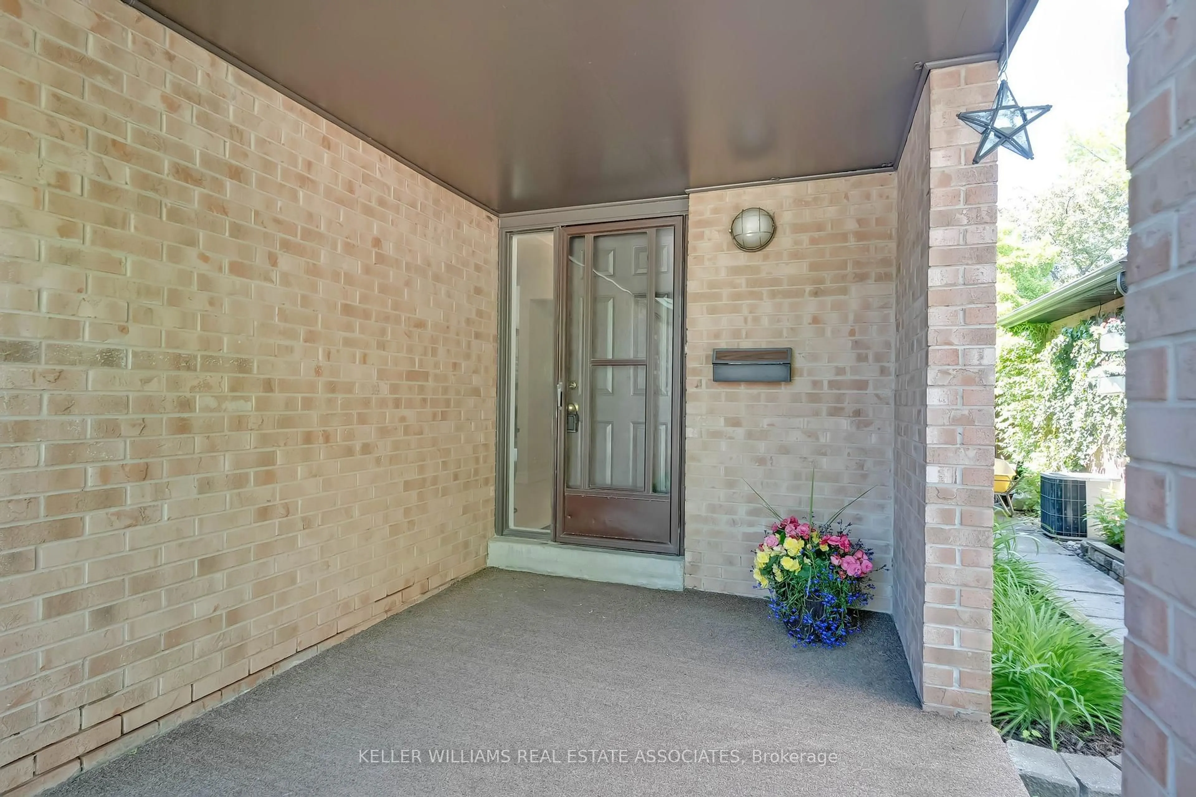 Indoor foyer for 4108 Pheasant Ru, Mississauga Ontario L5L 2C1