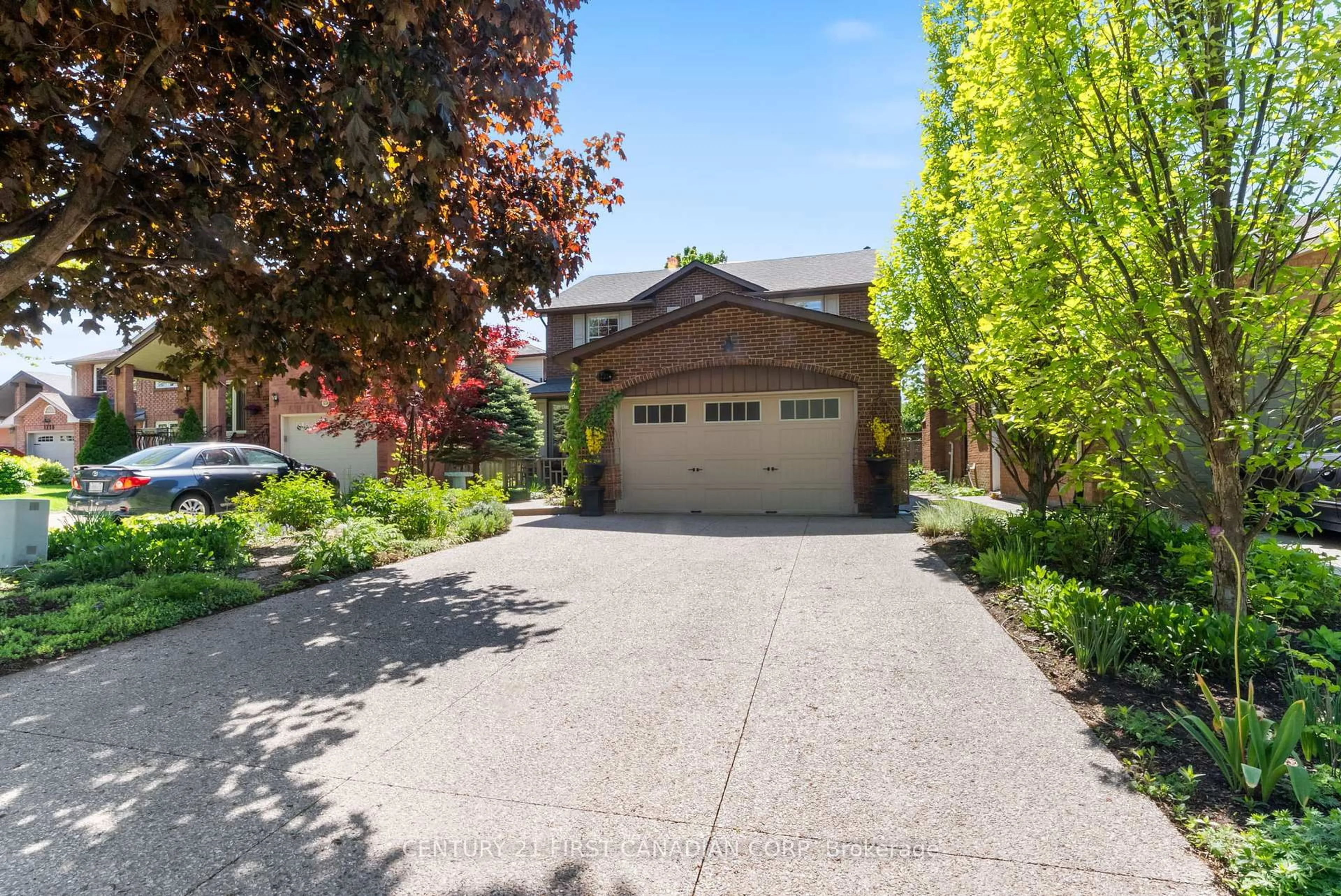 A pic from outside/outdoor area/front of a property/back of a property/a pic from drone, street for 1224 Nathaniel Cres, Burlington Ontario L7S 2A7