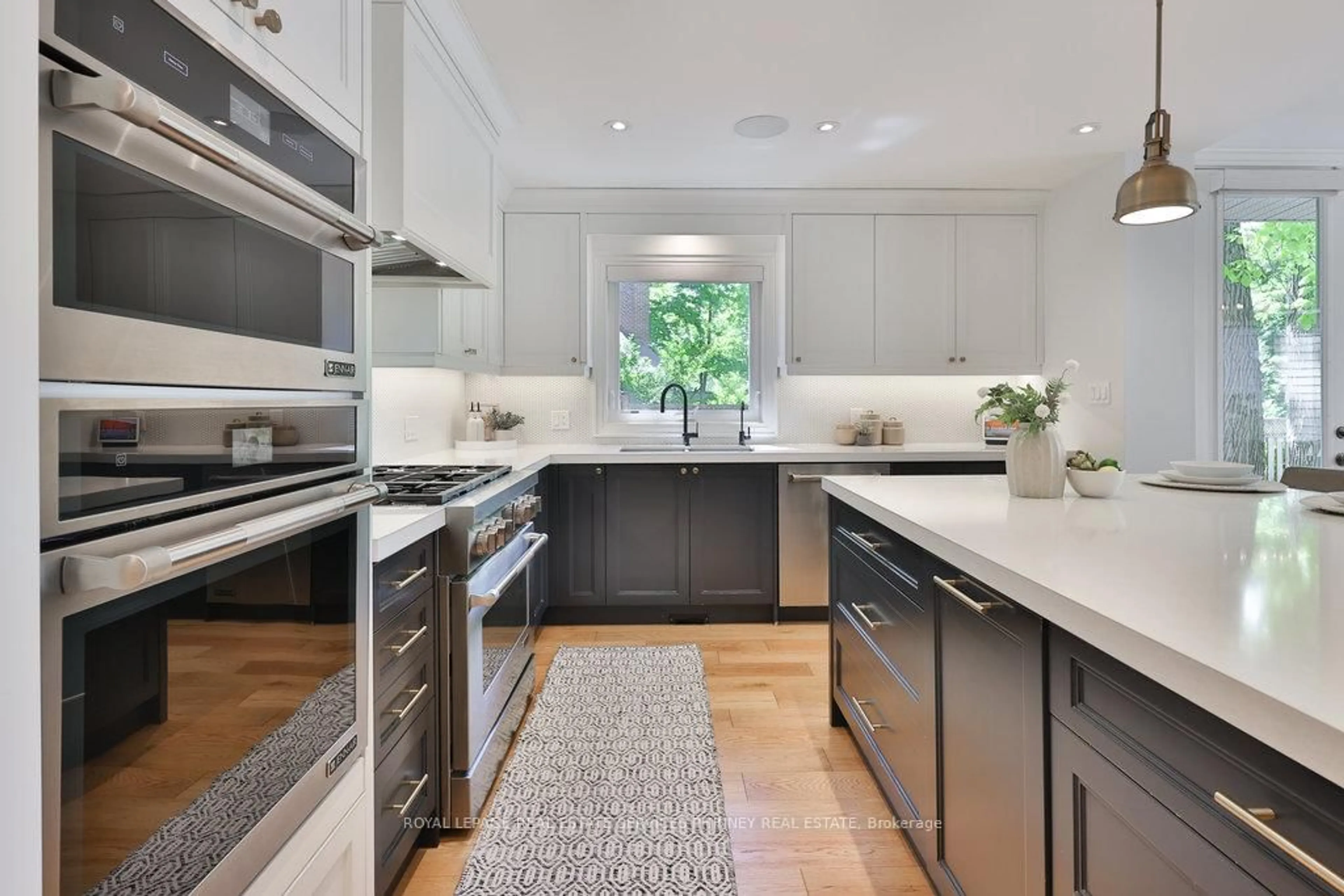 Contemporary kitchen, unknown for 3661 Greenbower Crt, Mississauga Ontario L5L 1P3