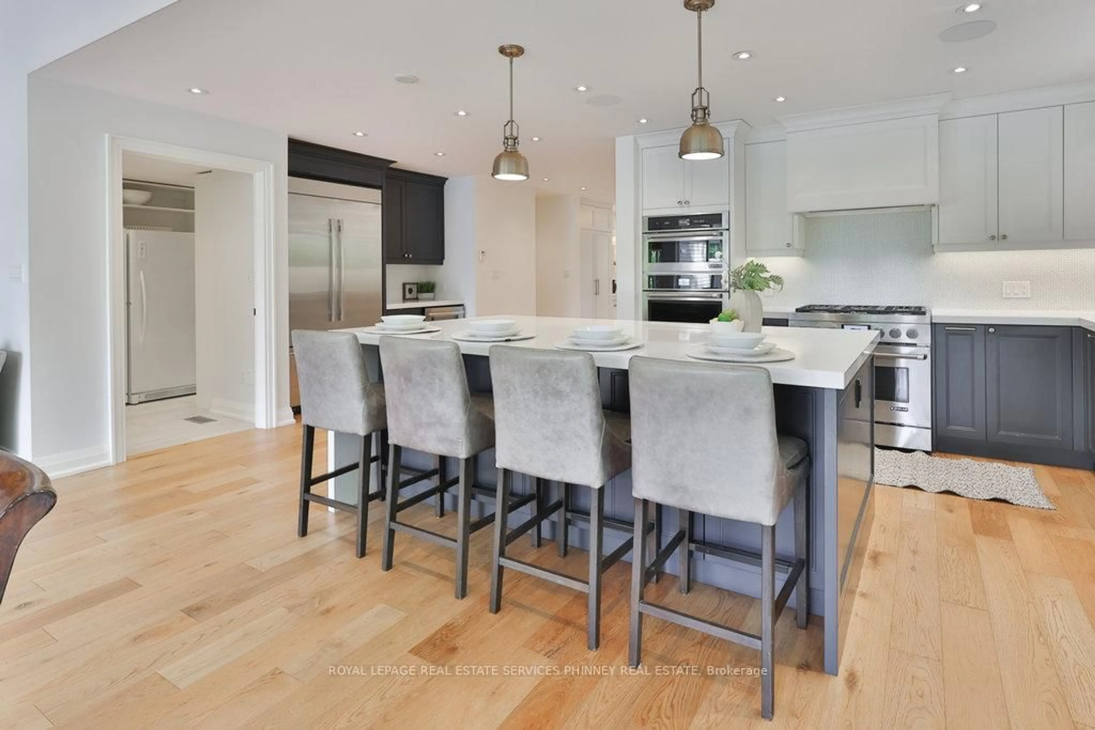 Contemporary kitchen, wood/laminate floor for 3661 Greenbower Crt, Mississauga Ontario L5L 1P3