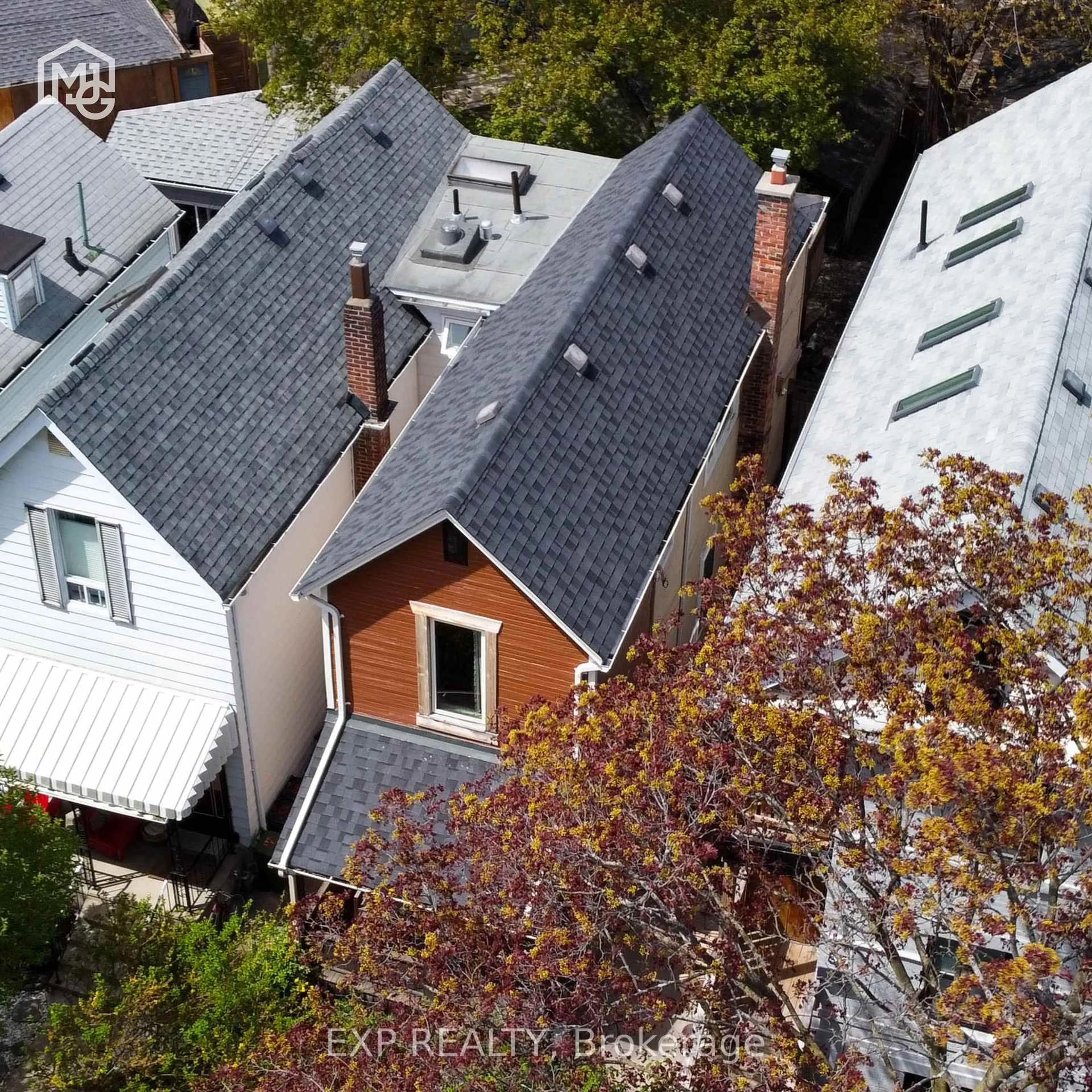 A pic from outside/outdoor area/front of a property/back of a property/a pic from drone, city buildings view from balcony for 32 Columbus Ave, Toronto Ontario M6R 1S2
