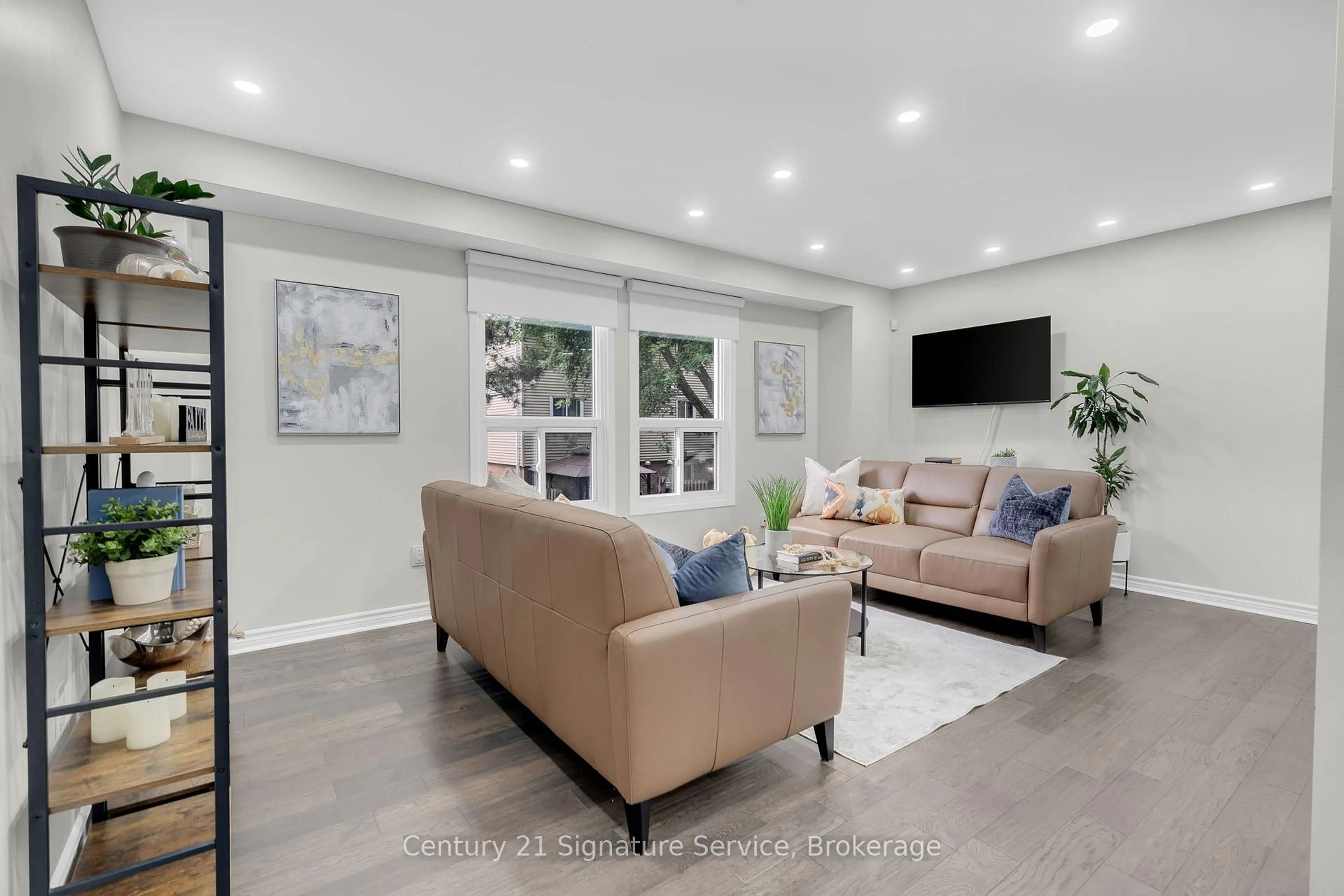 Living room with furniture, unknown for 42 Ellis Dr, Brampton Ontario L6T 4C4