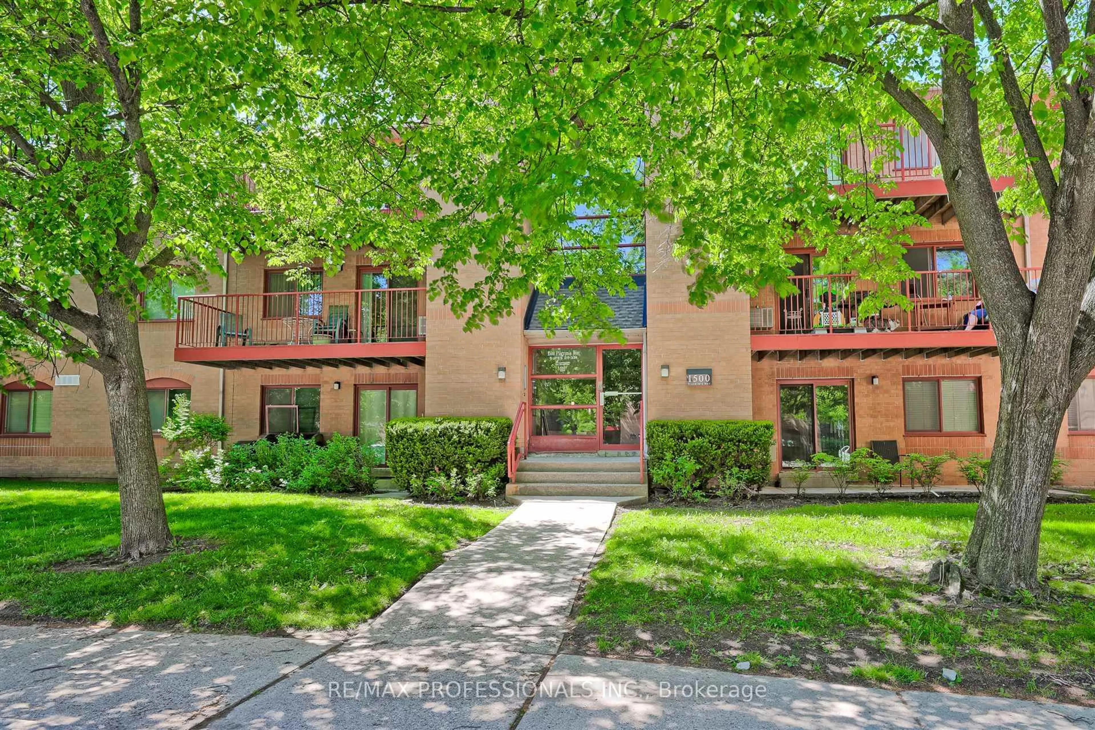 Patio, street for 1500 Pilgrims Way #324, Oakville Ontario L6M 3G9