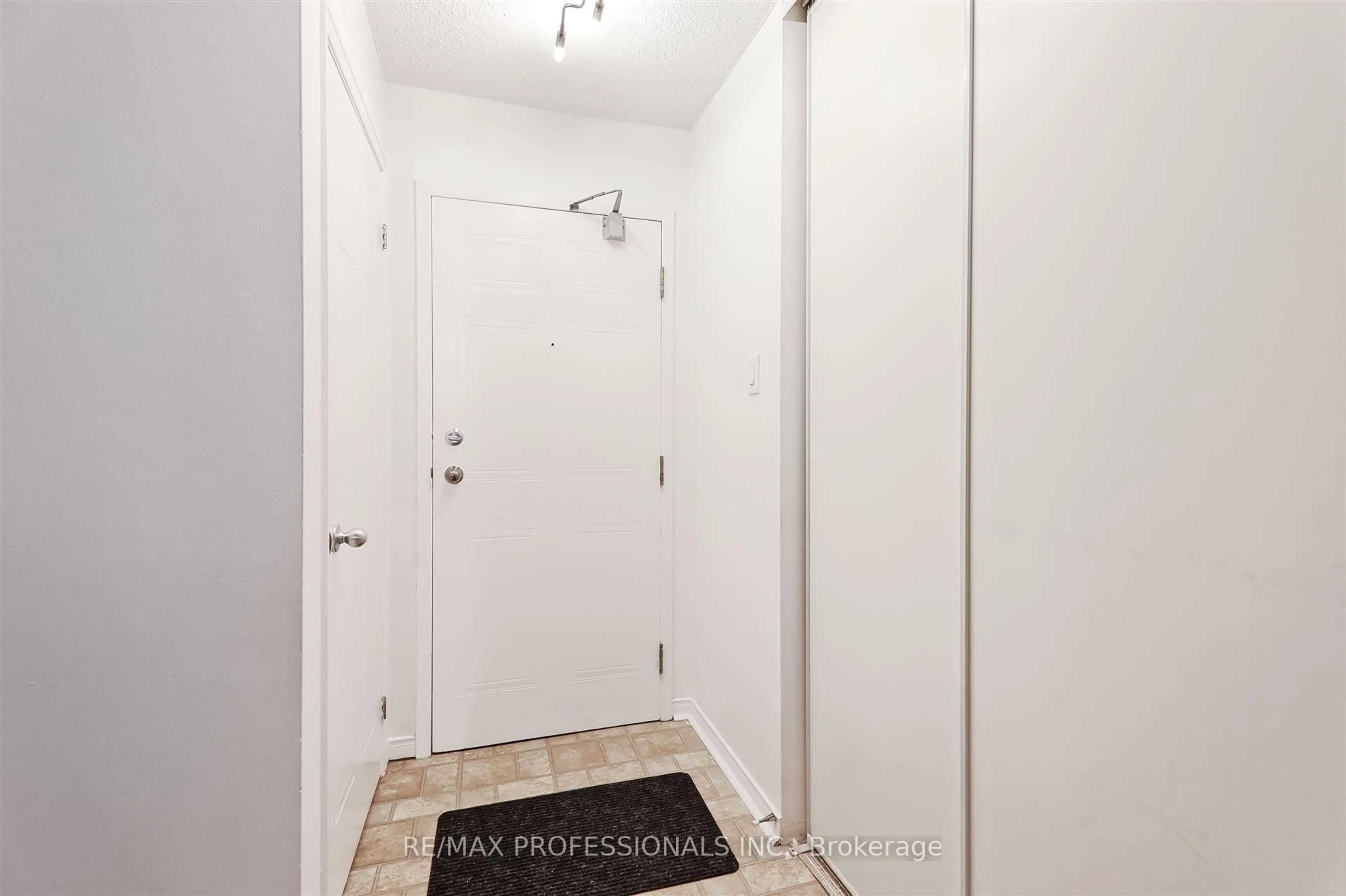 Indoor entryway for 1500 Pilgrims Way #324, Oakville Ontario L6M 3G9