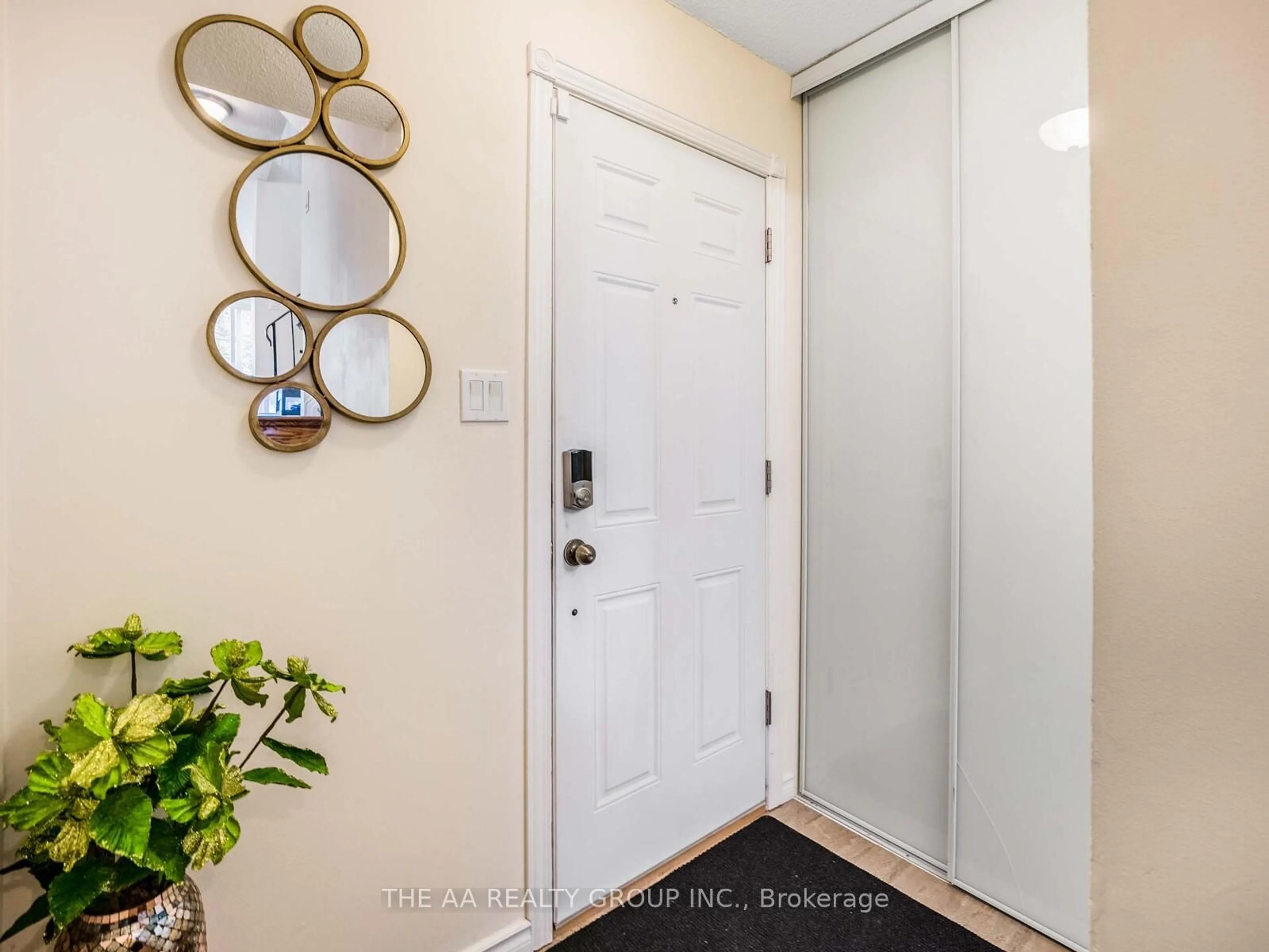Indoor entryway for 33 Guildford Cres, Brampton Ontario L6S 3K2