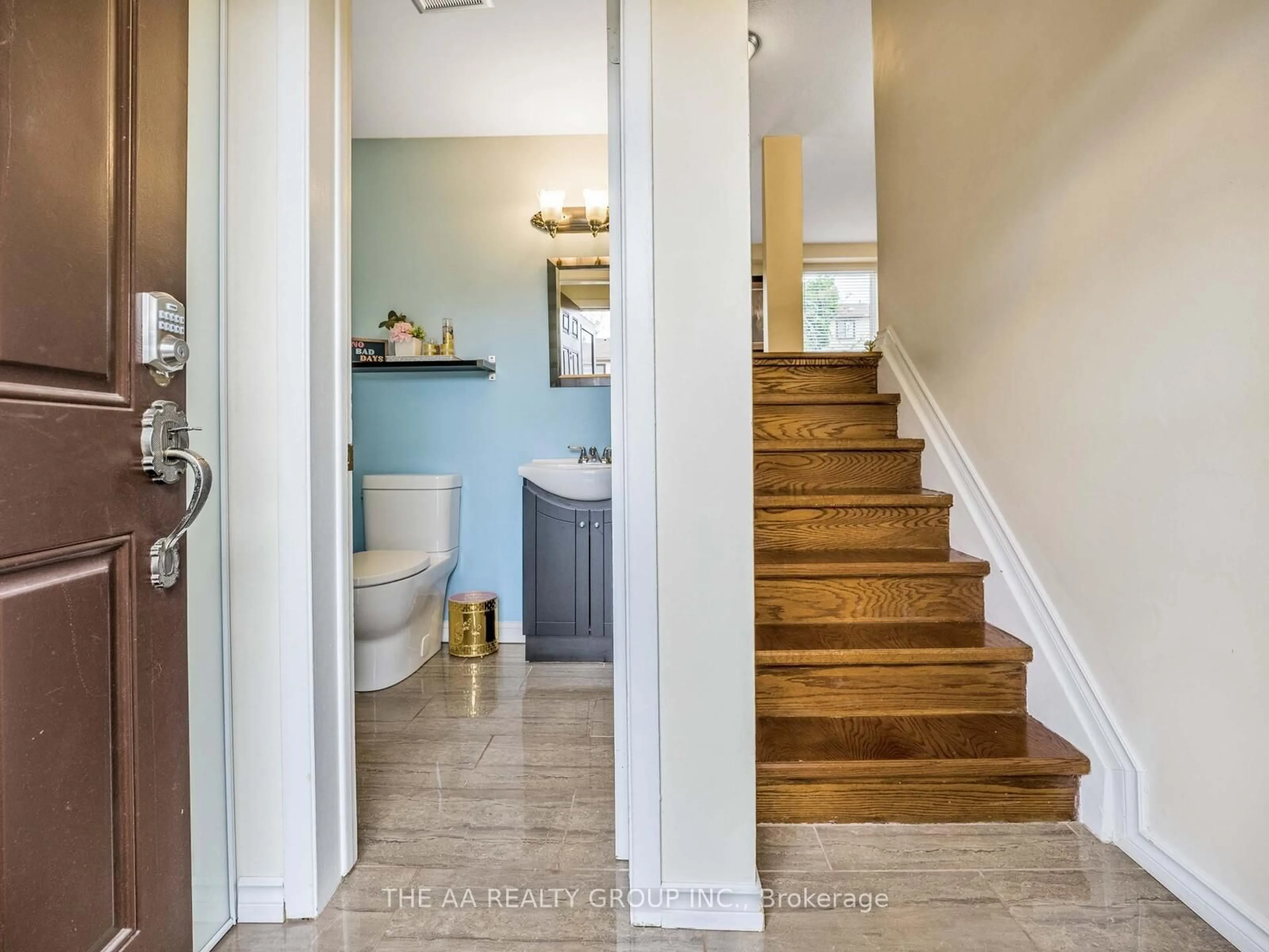 Indoor entryway for 33 Guildford Cres, Brampton Ontario L6S 3K2
